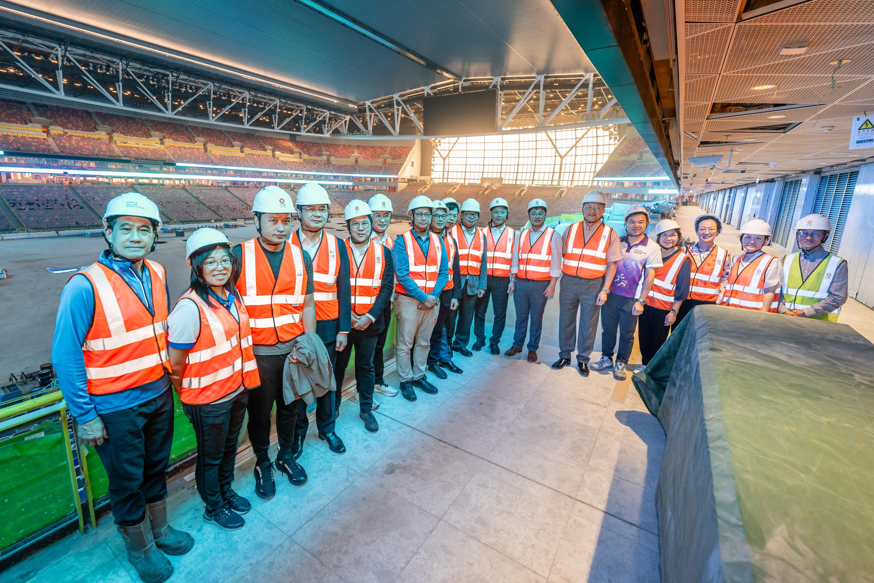 The Legislative Council Subcommittee on Policy Issues Relating to Strengthening and Promoting the Development of Kowloon East as the Second Central Business District (the Subcommittee) visits the core infrastructure facilities in Kowloon East today (September 23). Photo shows the Chairman of the Subcommittee, Mr Tang Ka-piu (seventh left), other Members with representatives of the Kai Tak Sports Park and the Administration.
