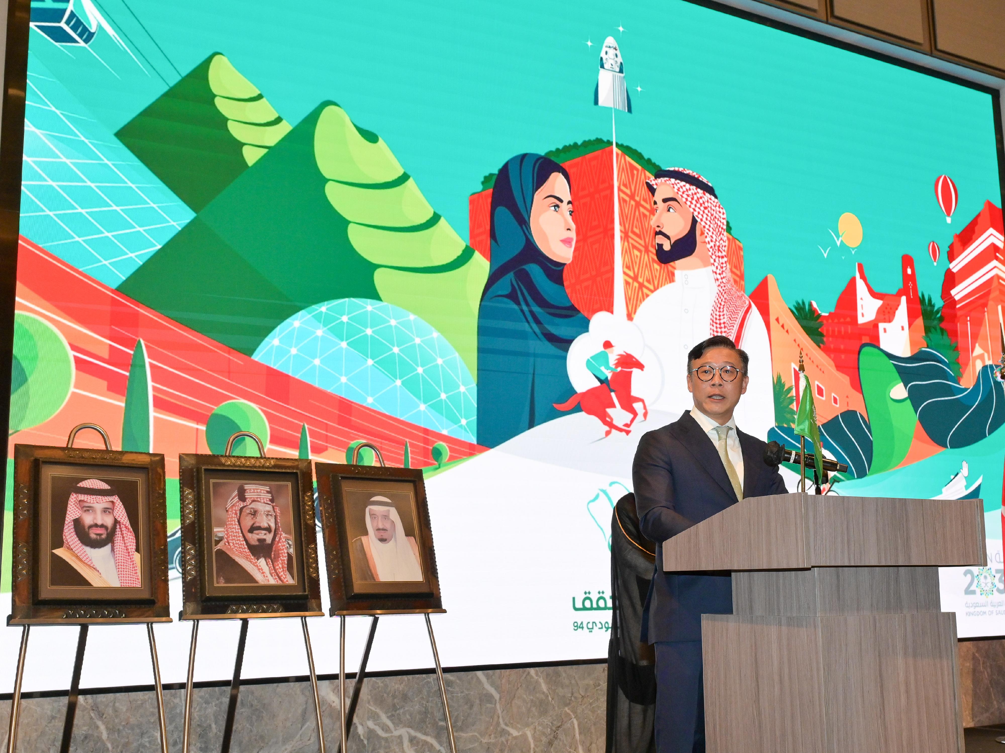 The Acting Secretary for Justice, Mr Cheung Kwok-kwan, speaks at the reception of National Day of the Kingdom of Saudi Arabia today (September 23).
