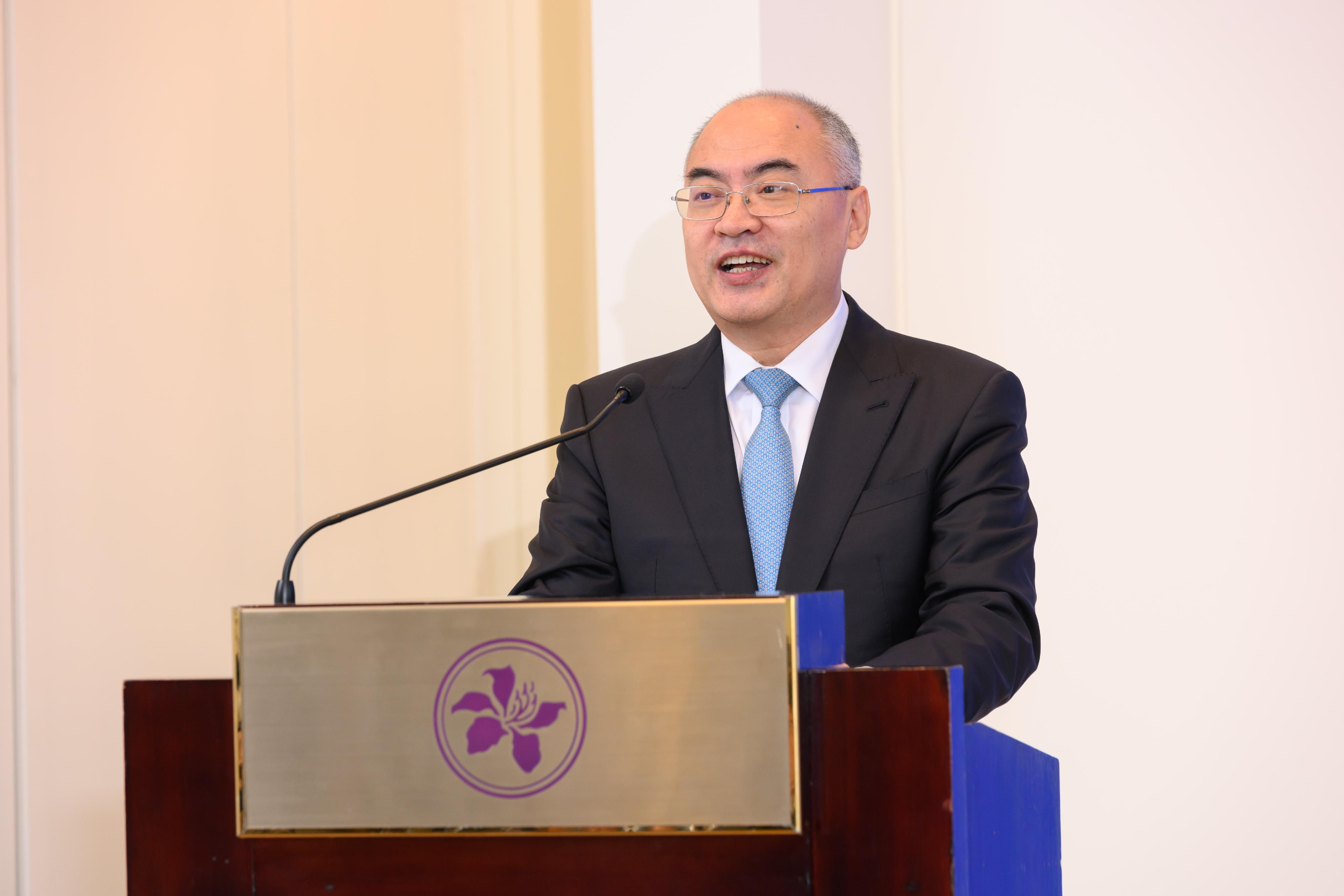 The National Development and Reform Commission (NDRC)'s Department of Foreign Capital and Overseas Investment and the Hong Kong Monetary Authority jointly held a seminar in Hong Kong on "Supporting Mainland enterprises' cross-border financing in Hong Kong" today (September 24). Photo shows the Director-General of the NDRC's Department of Foreign Capital and Overseas Investment, Mr Zheng Chiping, delivering a keynote speech at the seminar.