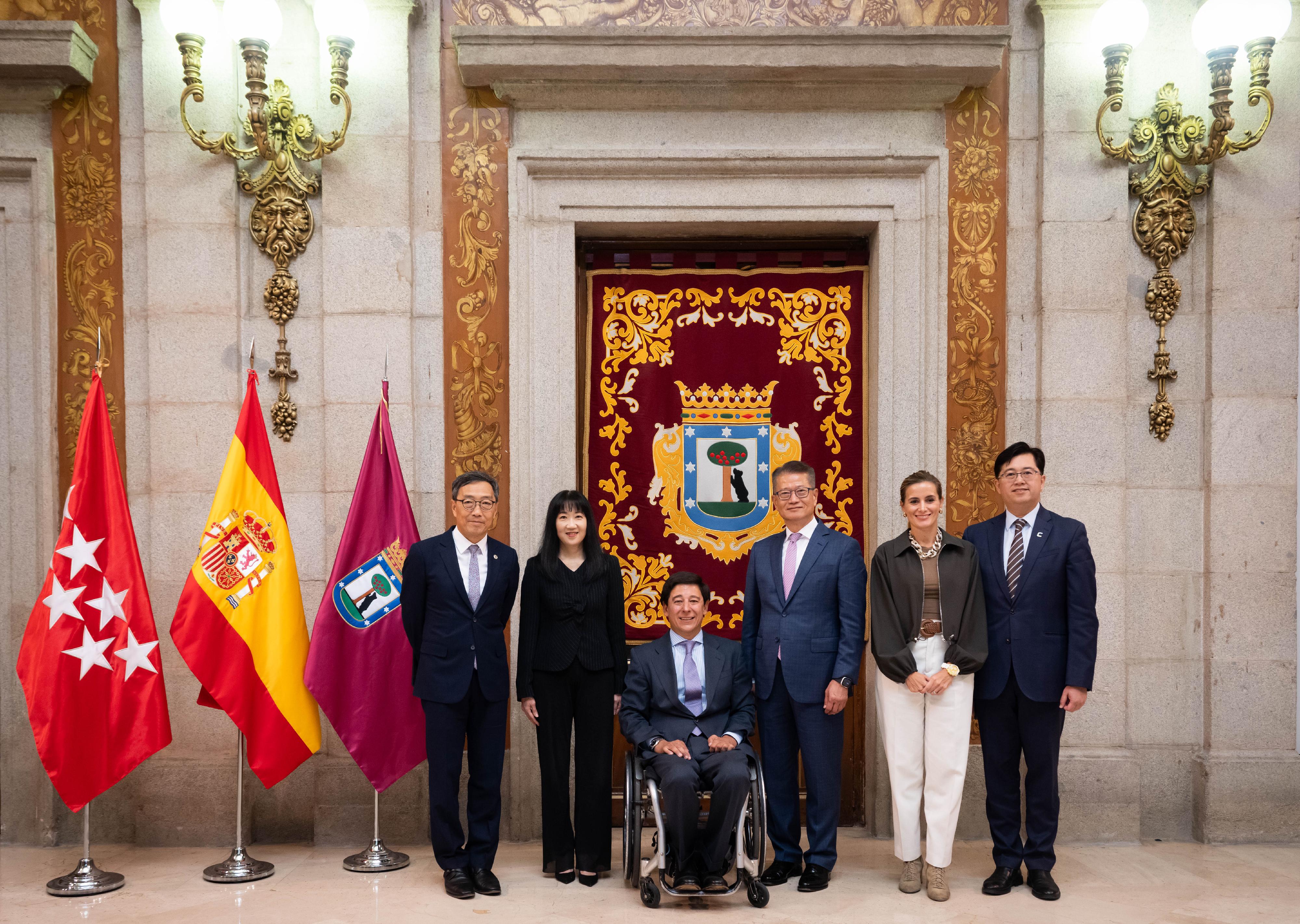 The Financial Secretary, Mr Paul Chan, visited the Plenary of the City Council of Madrid, yesterday (September 23, Madrid time), and met with the President of the Plenary, Mr Francisco de Borja Fanjul Fernández-Pita. They exchanged views on strengthening co-operation between the two places. Photo shows Mr Chan (third right) in a group photo with Mr Francisco de Borja Fanjul Fernández-Pita (third left), as well as the Executive Director of the Hong Kong Trade Development Council, Ms Margaret Fong (second left); the Chief Executive Officer of the Hong Kong Science and Technology Parks Corporation, Mr Albert Wong (first left); and the Chief Public Mission Officer of Cyberport, Mr Eric Chan (first right).