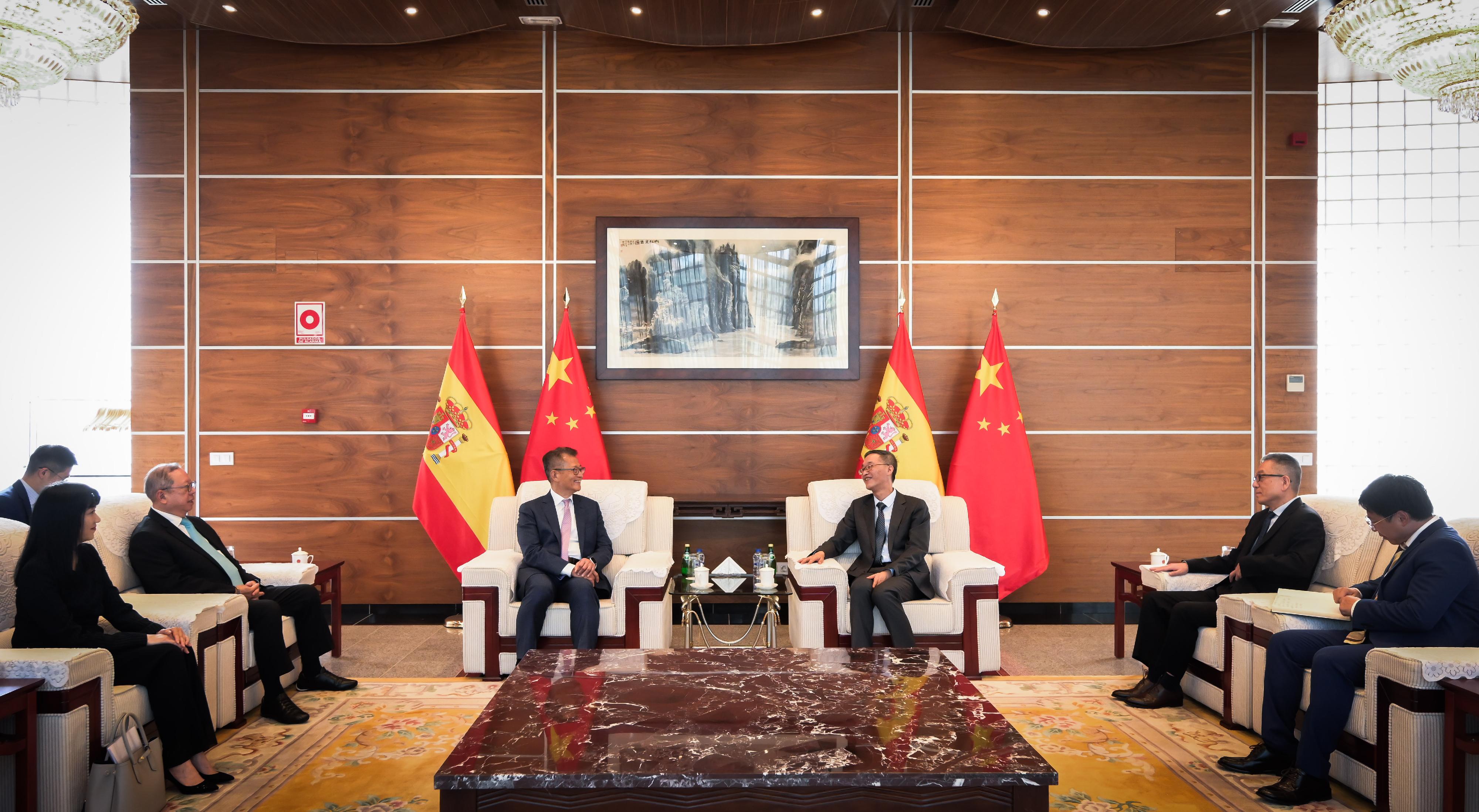 The Financial Secretary, Mr Paul Chan called on the Chinese Ambassador to Spain, Mr Yao Jing. Photo shows Mr Chan (third left) meeting with Ambassador Yao (third right). The Chairman of the Hong Kong Trade Development Council (HKTDC), Dr Peter Lam (second left); the Executive Director of the HKTDC, Ms Margaret Fong (first left) and others participated in the meeting.