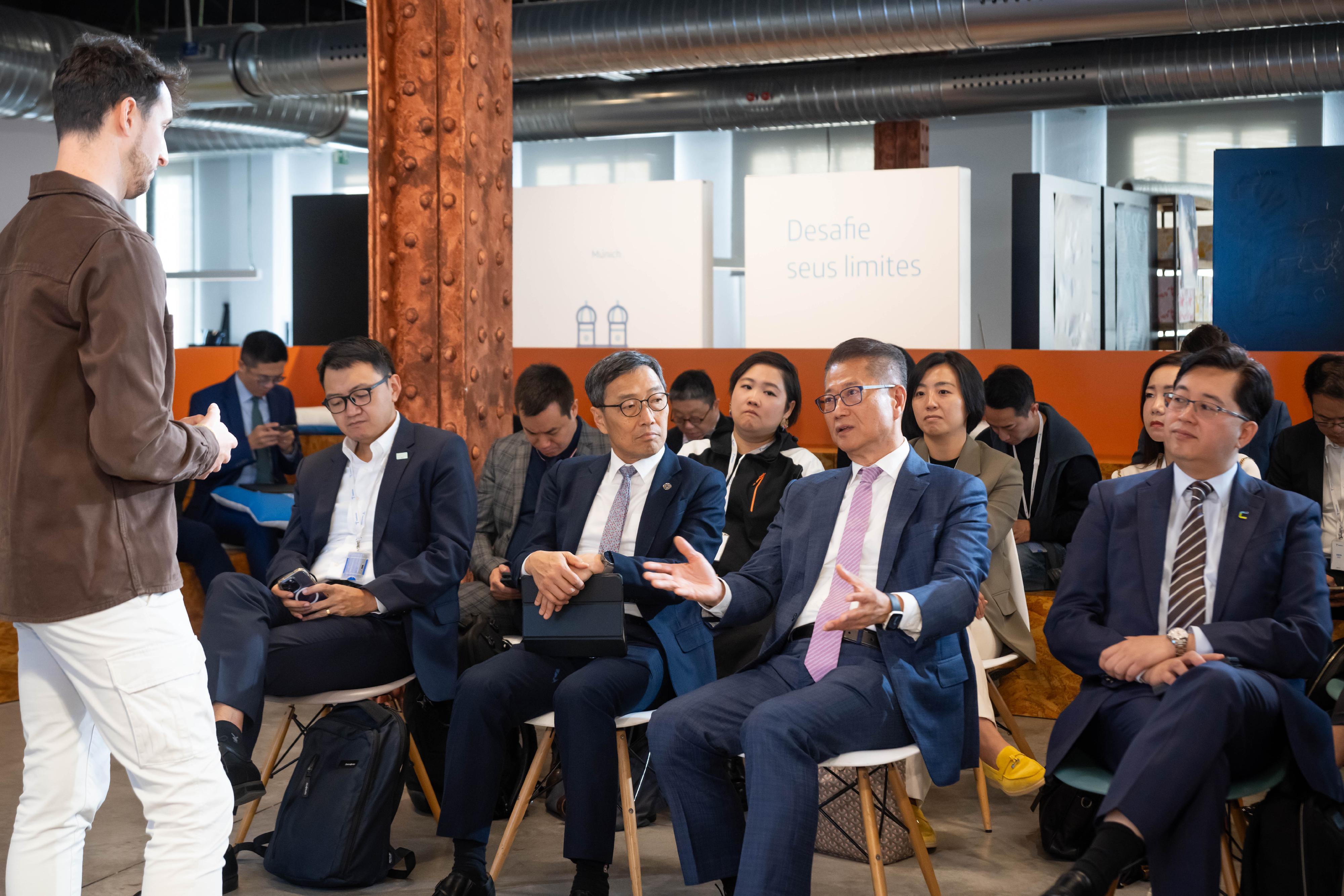 The Financial Secretary, Mr Paul Chan, yesterday (September 23, Madrid time) led a group of local technology startups to visit an innovation and technology accelerator and venture capital, Wayra, and met with representatives of its investment team. Photo shows Mr Chan (front row, second right) exchanging views with a representative of Wayra's investment team.