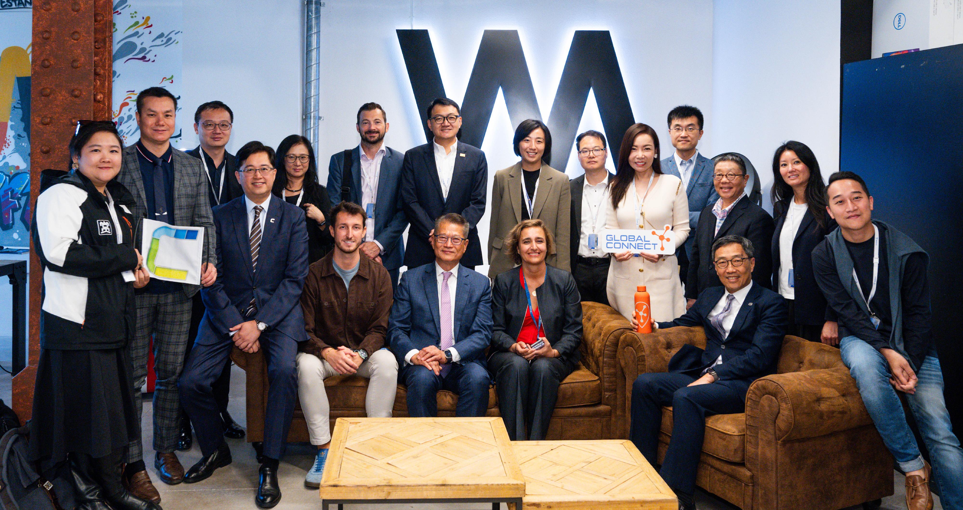 The Financial Secretary, Mr Paul Chan, yesterday (September 23, Madrid time) led a group of local technology startups to visit an innovation and technology accelerator and venture capital fund, Wayra, and met with representatives of its investment team. Photo shows Mr Chan (front row, third right) in a group photo with members of the delegation and representatives of Wayra.