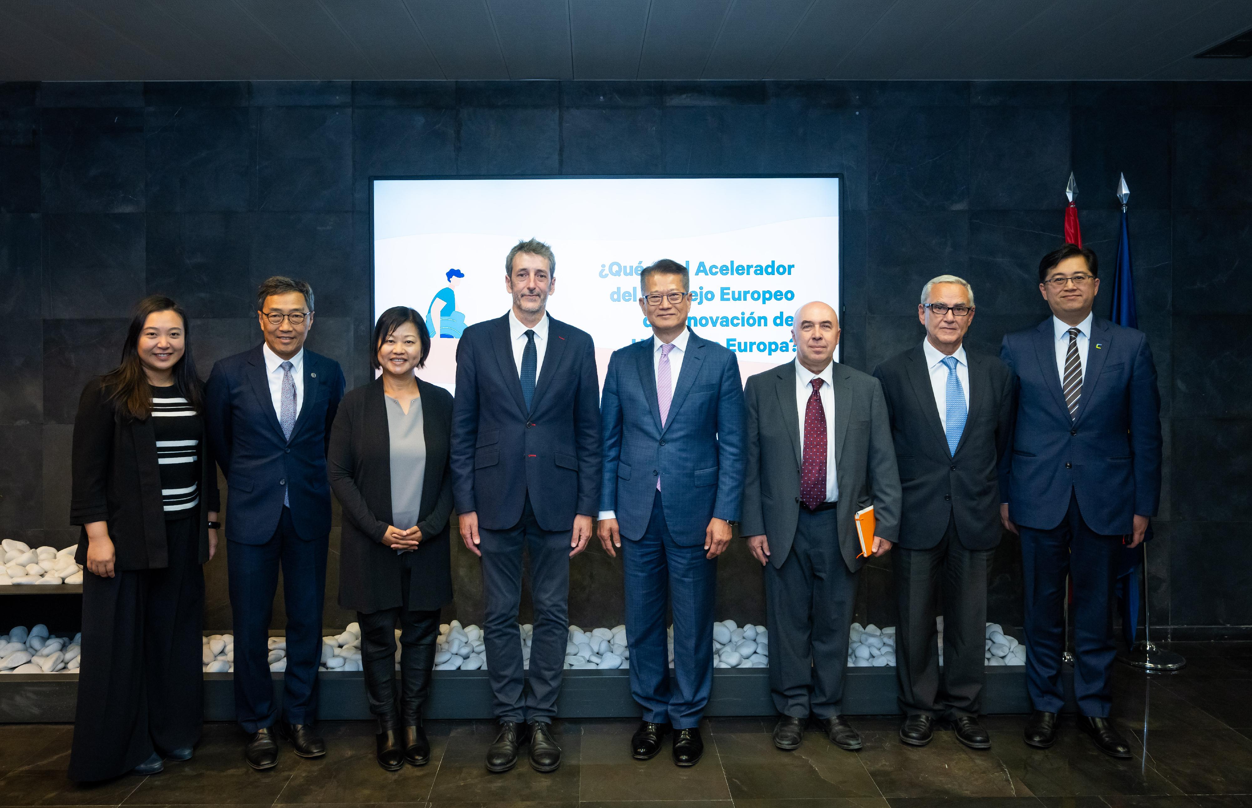 The Financial Secretary, Mr Paul Chan, yesterday (September 23, Madrid time) visited the Centro para el Desarrollo Tecnológico y la Innovación (CDTI) of Spain. Photo shows Mr Chan (fourth right) in a group photo with the Director General of the CDTI, Mr José Moisés Martín Carretero (fourth left), as well as the Special Representative for Hong Kong Economic and Trade Affairs to the European Union, Ms Shirley Yung (third left); the Chief Executive Officer of the Hong Kong Science and Technology Parks Corporation, Mr Albert Wong (second left); and the Chief Public Mission Officer of Cyberport, Mr Eric Chan (first right).