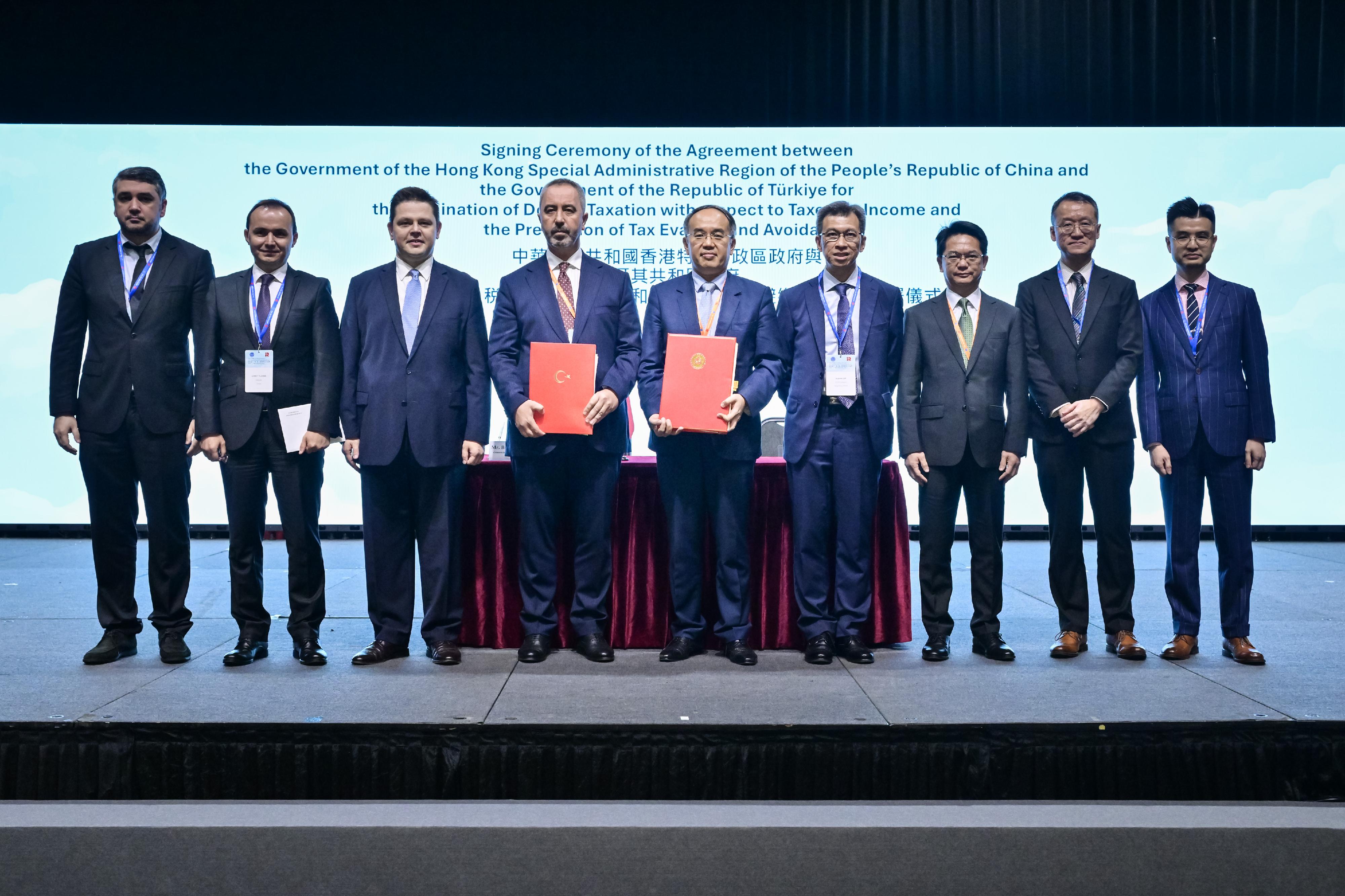 The Secretary for Financial Services and the Treasury, Mr Christopher Hui, and the Commissioner of the Turkish Revenue Administration, Mr Bekir Bayrakdar, today (September 24) sign a comprehensive avoidance of double taxation agreement. Photo shows (from left) the Commercial Attaché of Türkiye in Hong Kong, Mr Dinçer Tatlıoğlu; the Head of Department of European Union and Foreign Affairs of the Turkish Revenue Administration, Mr Ahmet Yıldırım; the Consul General of Türkiye in Hong Kong, Mr Kerim Sercan Evcin; Mr Bayrakdar; Mr Hui; the Permanent Secretary for Financial Services and the Treasury (Treasury), Mr Andrew Lai; the Commissioner of Inland Revenue, Mr Tam Tai-pang; Deputy Secretary for Financial Services and the Treasury (Treasury) Mr Bruno Luk; and the Deputy Commissioner of Inland Revenue (Technical), Mr Benjamin Chan, after the signing ceremony.