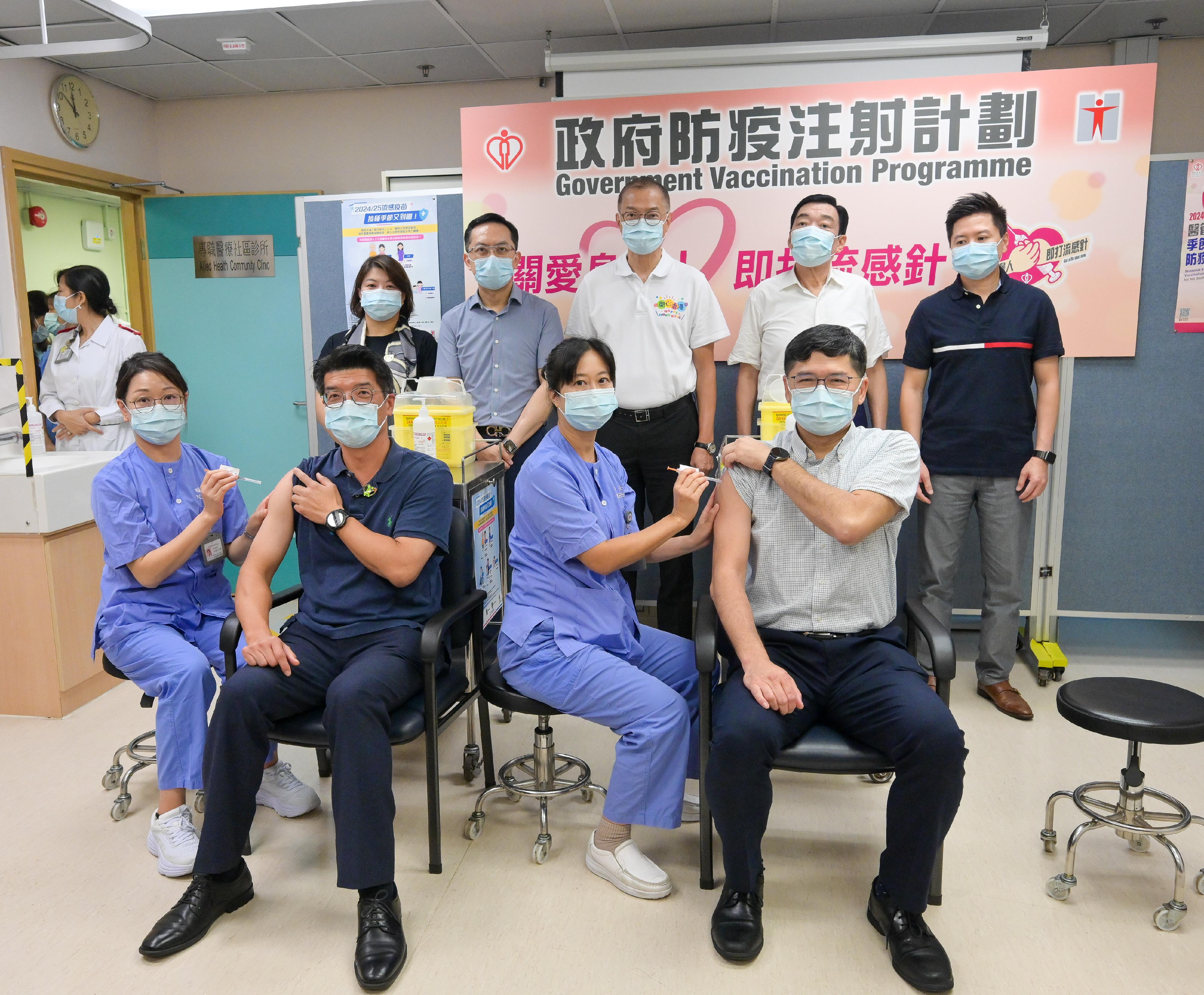 The Commissioner for Primary Healthcare of the Health Bureau, Dr Pang Fei-chau (front row, second left), and the Chief Executive of the Hospital Authority (HA), Dr Tony Ko (front row, first right), receive vaccinations against seasonal influenza and COVID-19 at Sai Wan Ho General Out-patient Clinic today (September 24). Looking on are the Secretary for Health, Professor Lo Chung-mau (back row, centre); the Under Secretary for Health, Dr Libby Lee (back row, first left); the Director of Health, Dr Ronald Lam (back row, second left); the Controller of the Centre for Health Protection of the Department of Health, Dr Edwin Tsui (back row, first right); and the Chairman of the HA, Mr Henry Fan (back row, second right).
