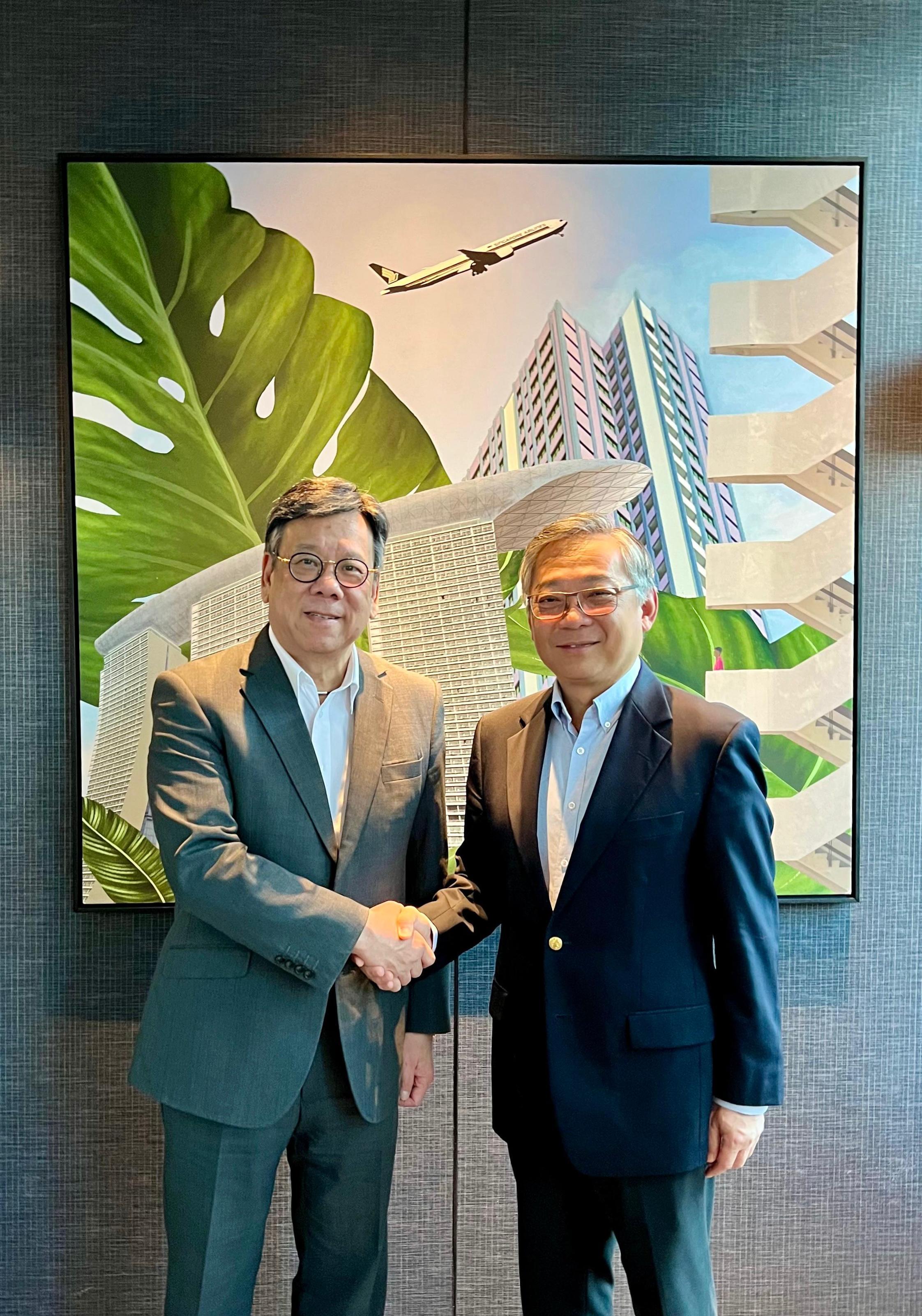 The Secretary for Commerce and Economic Development, Mr Algernon Yau (left), had a lunch meeting with the Deputy Prime Minister and Minister for Trade and Industry of Singapore, Mr Gan Kim Yong (right), on September 23 in Singapore to discuss various trade and economic issues and exchange views on the regional economic landscape.