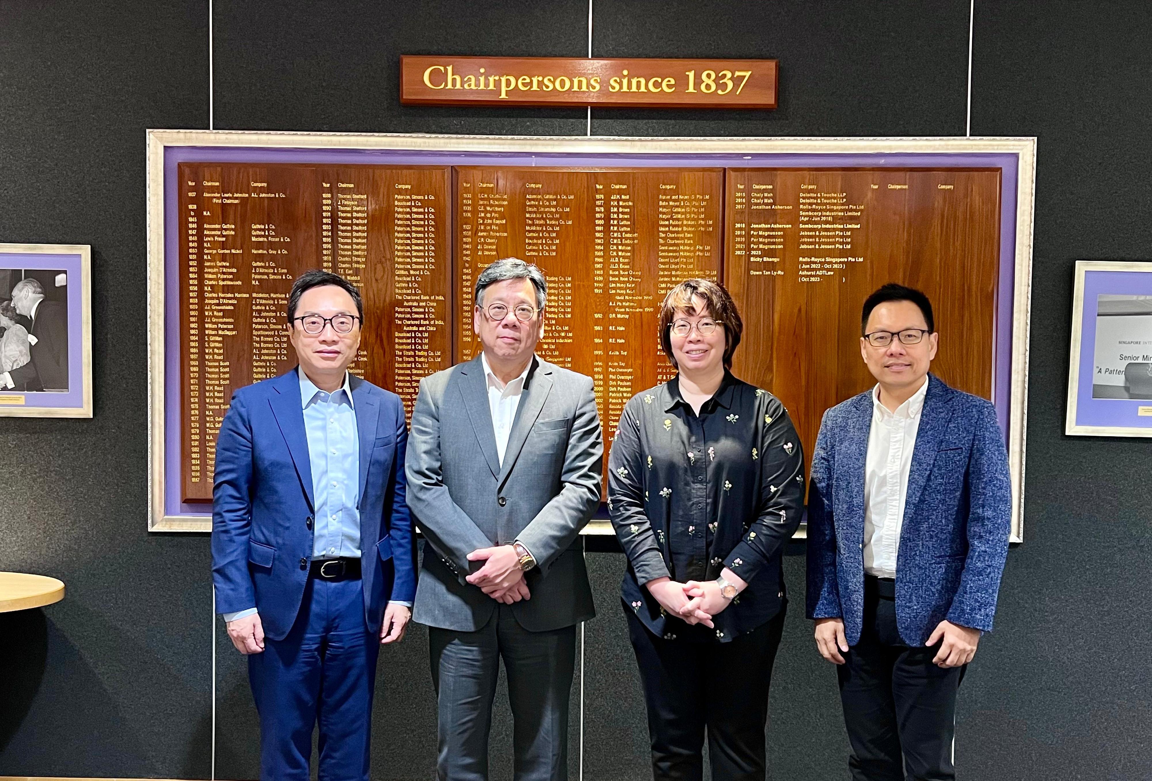 The Secretary for Commerce and Economic Development, Mr Algernon Yau (second left), met with representatives from the Singapore International Chamber of Commerce on September 23 in Singapore to update them on Hong Kong's latest developments and measures on assisting enterprises in setting up businesses in Hong Kong. The Director of the Hong Kong Economic and Trade Office in Singapore, Mr Owin Fung (first left), also attended the meeting.