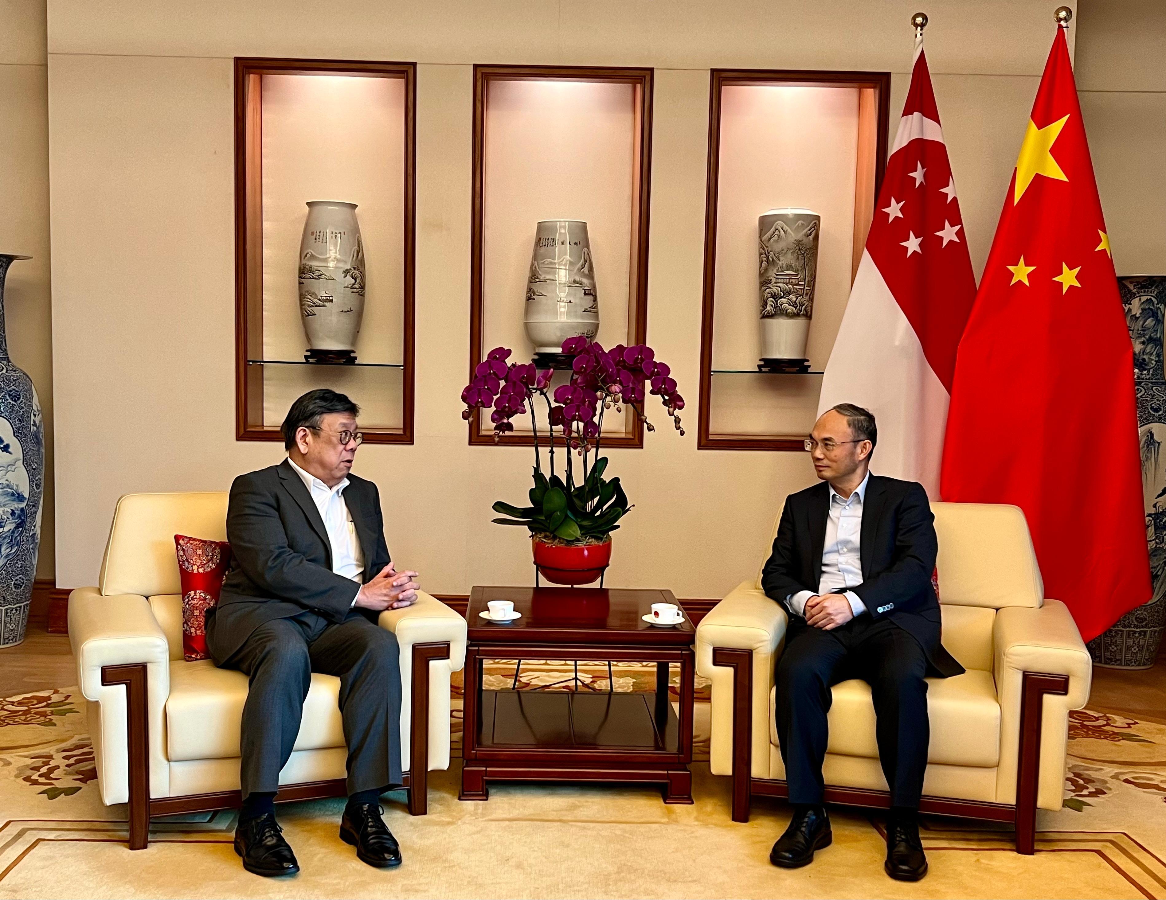 The Secretary for Commerce and Economic Development, Mr Algernon Yau (left), paid a courtesy call on the Chinese Ambassador to Singapore, Mr Cao Zhongming (right), on September 23 in Singapore to update him on the latest situation of Hong Kong.