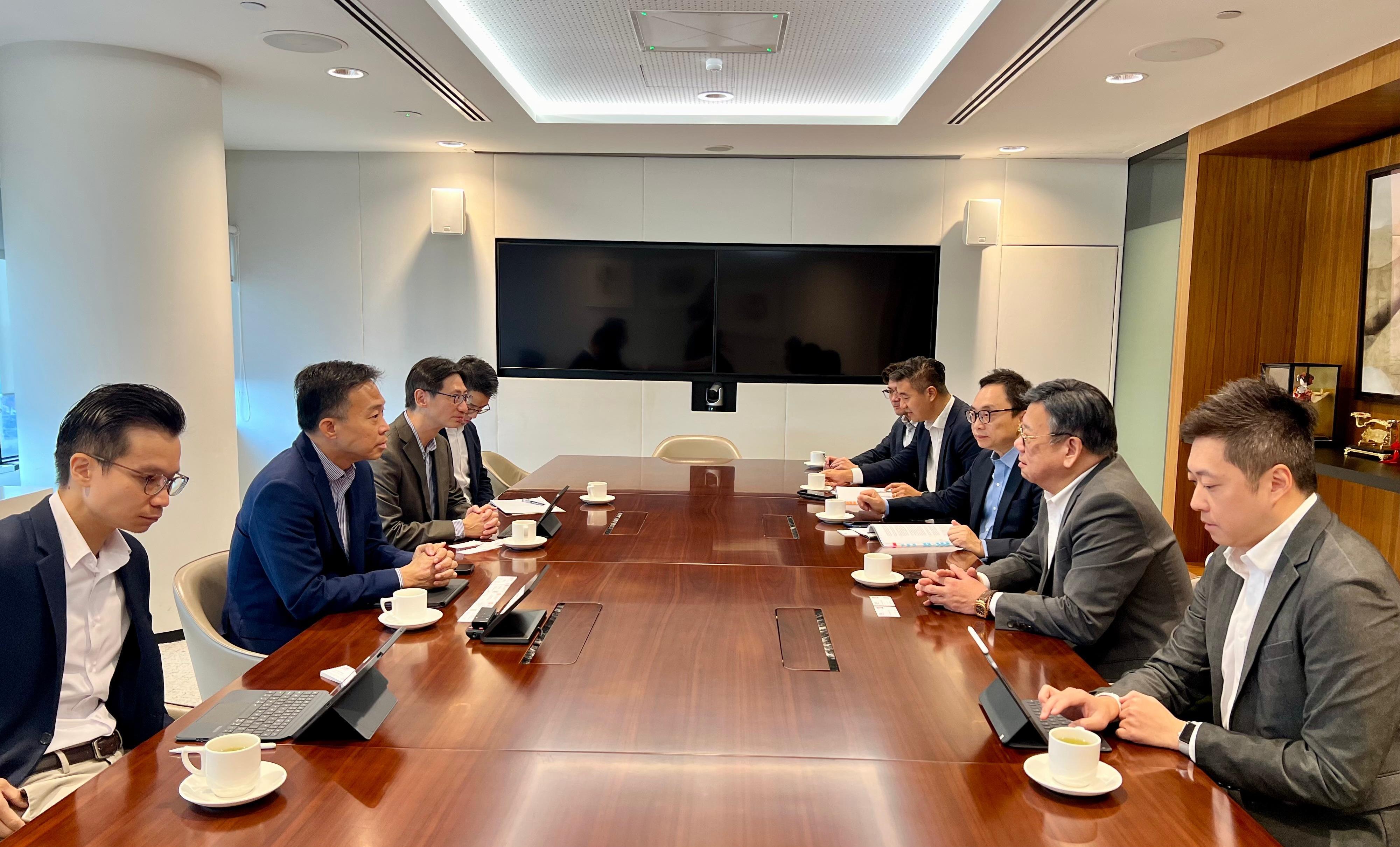 The Secretary for Commerce and Economic Development, Mr Algernon Yau (second right), meets with the Chairman of the Singapore Economic Development Board, Mr Png Cheong Boon (second left), in Singapore today (September 24) to learn about the latest developments of Singapore and exchange views on investment promotion. The Director of the Hong Kong Economic and Trade Office in Singapore, Mr Owin Fung (third right), also attended the meeting.