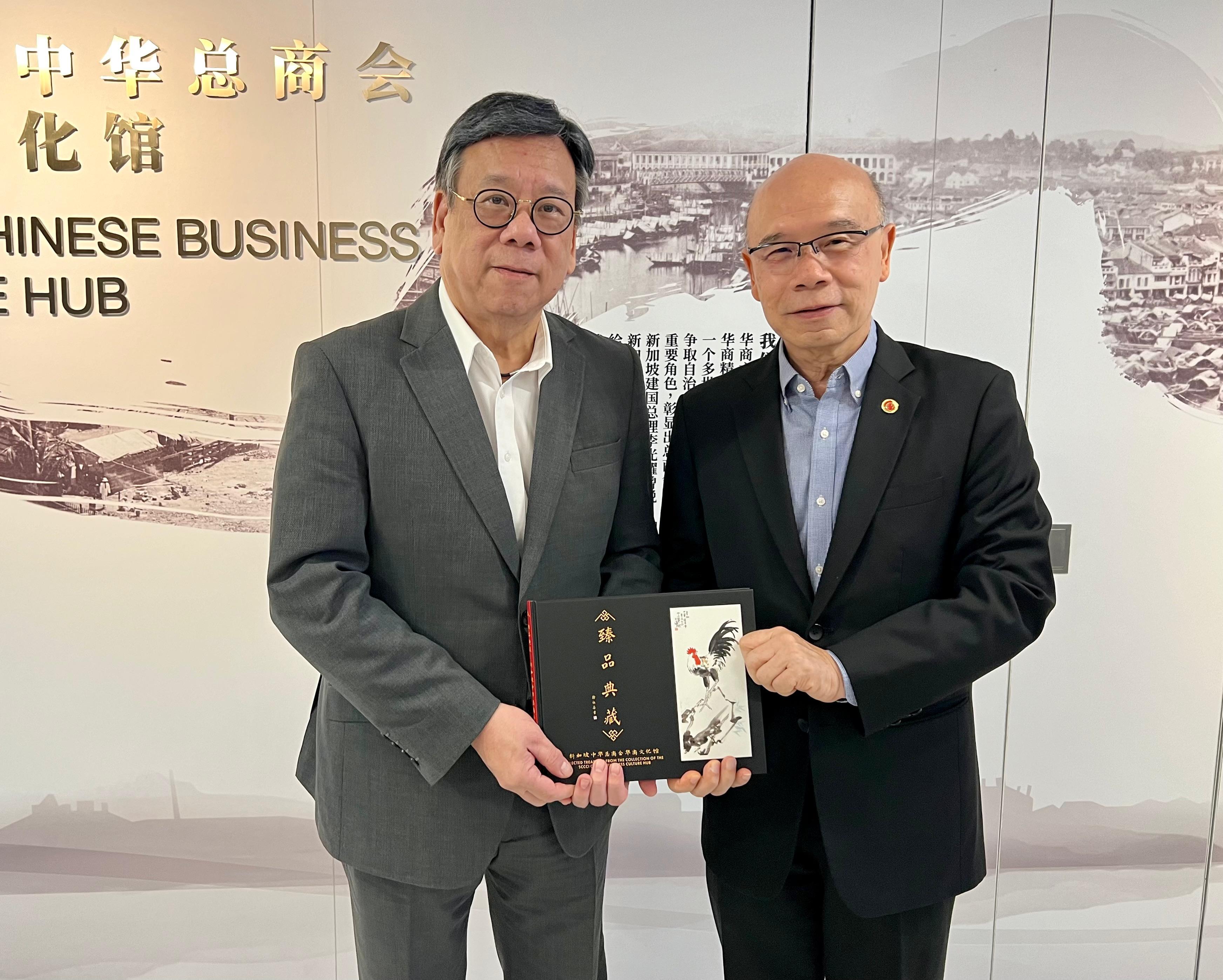 The Secretary for Commerce and Economic Development, Mr Algernon Yau (left), meets with the representative from the Singapore Chinese Chamber of Commerce & Industry in Singapore today (September 24) to update him on Hong Kong's latest developments and measures on assisting enterprises in setting up businesses in Hong Kong.