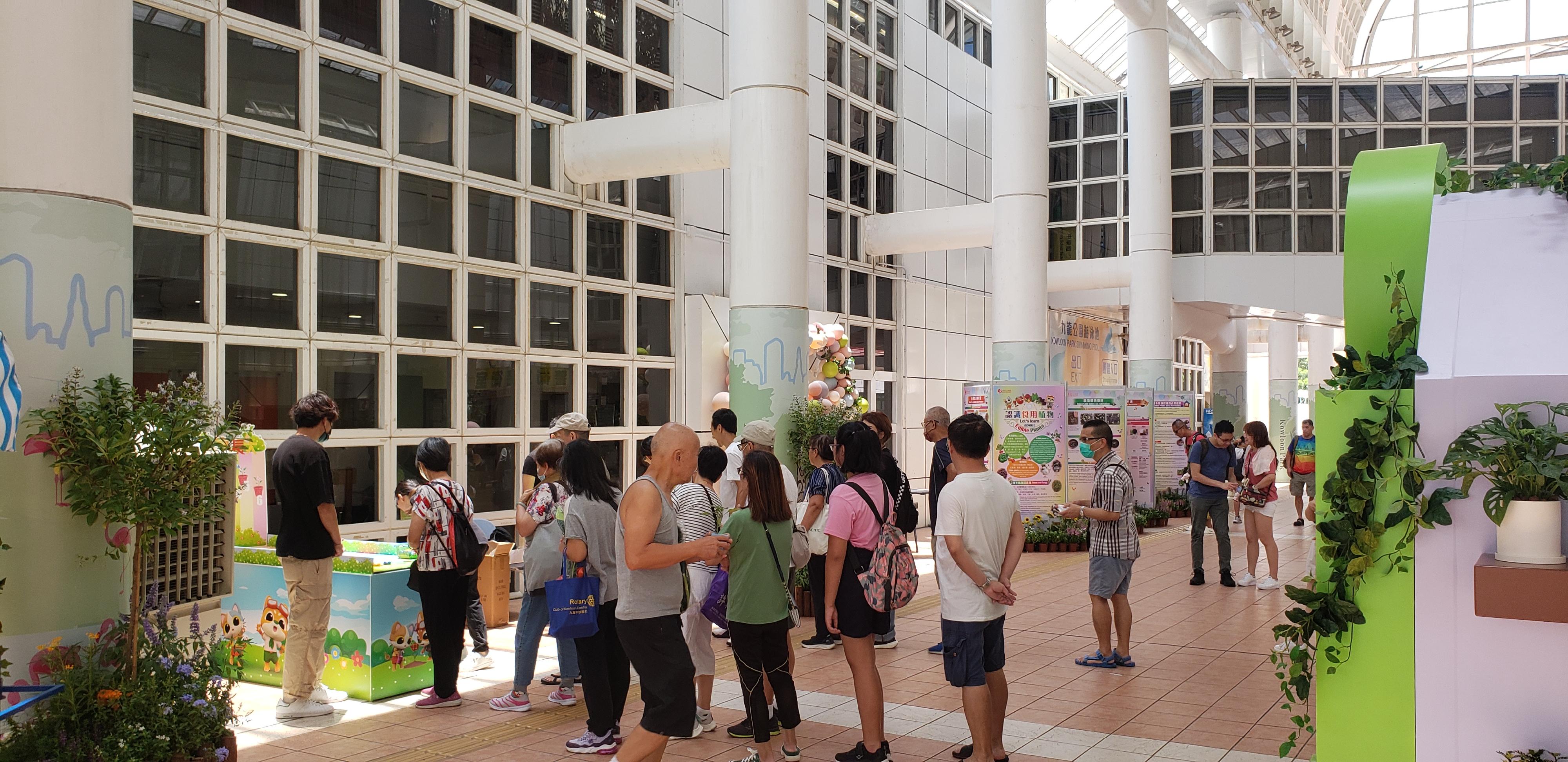 To celebrate the 75th anniversary of the founding of the People's Republic of China and to raise public interest in planting and promote greening, the Leisure and Cultural Services Department will organise horticultural activities around the theme of "Let's Go Green in Celebration of the National Day" from September 28 to October 1 from 10am to 6pm daily at the Arcade and the Green Education and Resource Centre of Kowloon Park. Admission to the four-day event is free. All are welcome to participate.

