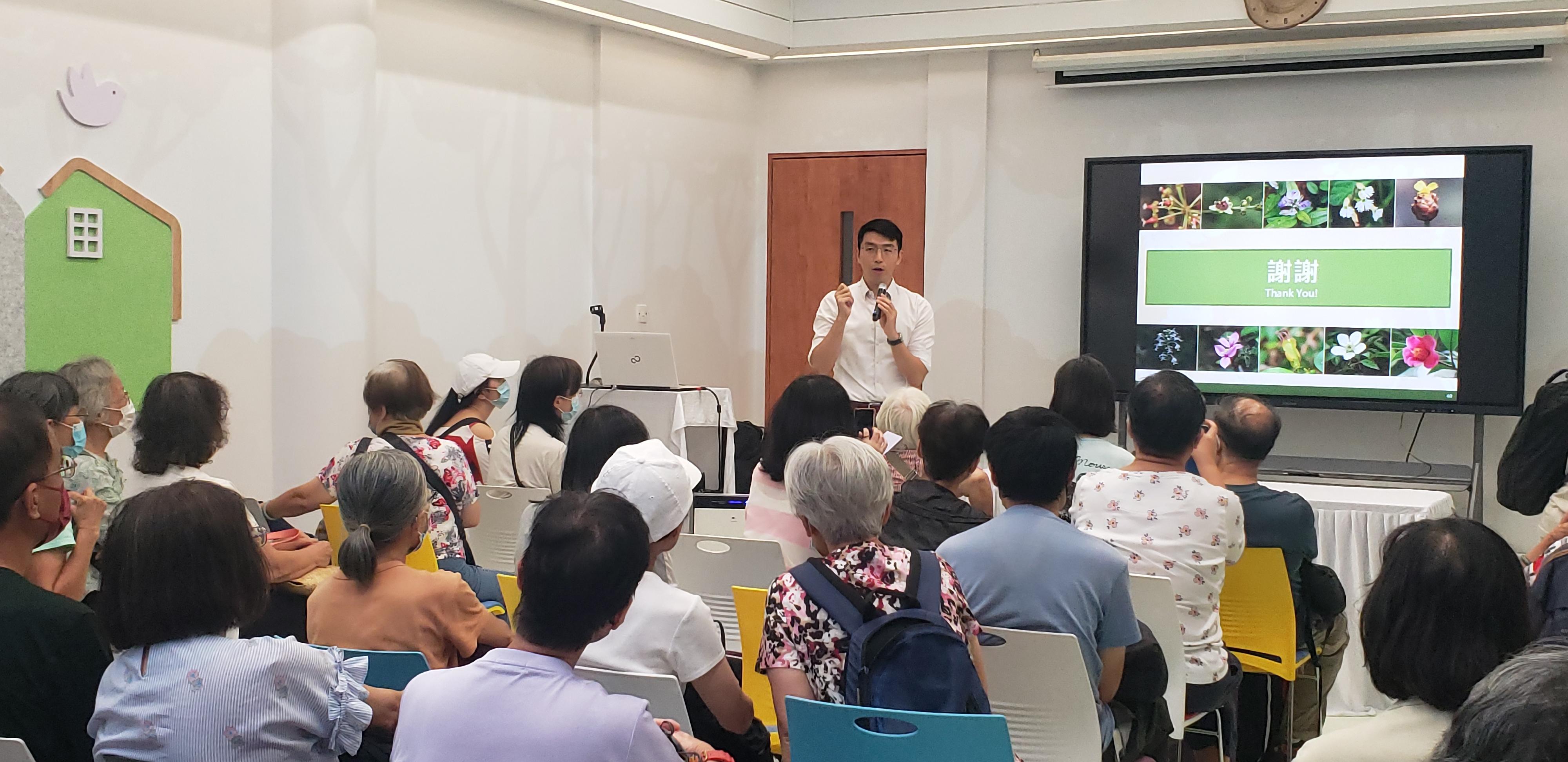 "Let's Go Green in Celebration of the National Day" horticultural activities, organised by the Leisure and Cultural Services Department, will be held from September 28 to October 1 from 10am to 6pm daily at the Arcade and the Green Education and Resource Centre of Kowloon Park. The four-day event will feature National Day planting workshops, pot-planting activities, a thematic exhibition, game stalls, talks and guided tours. Admission is free. All are welcome to participate.

