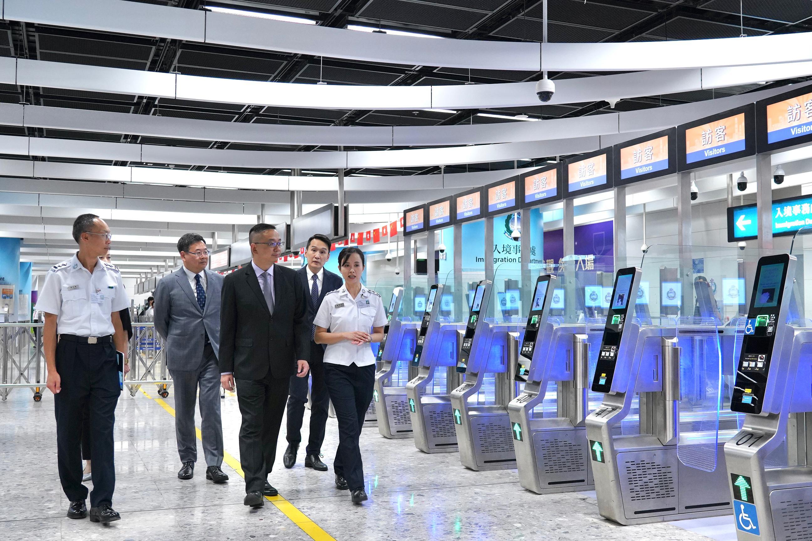 The Director of Immigration, Mr Benson Kwok, today (September 24) visited the Express Rail Link West Kowloon Control Point to inspect the preparation work of the department in coping with passenger traffic during the National Day festive period. Photo shows Mr Kwok (front row, centre) visiting the arrival hall of the Express Rail Link West Kowloon Control Point.
