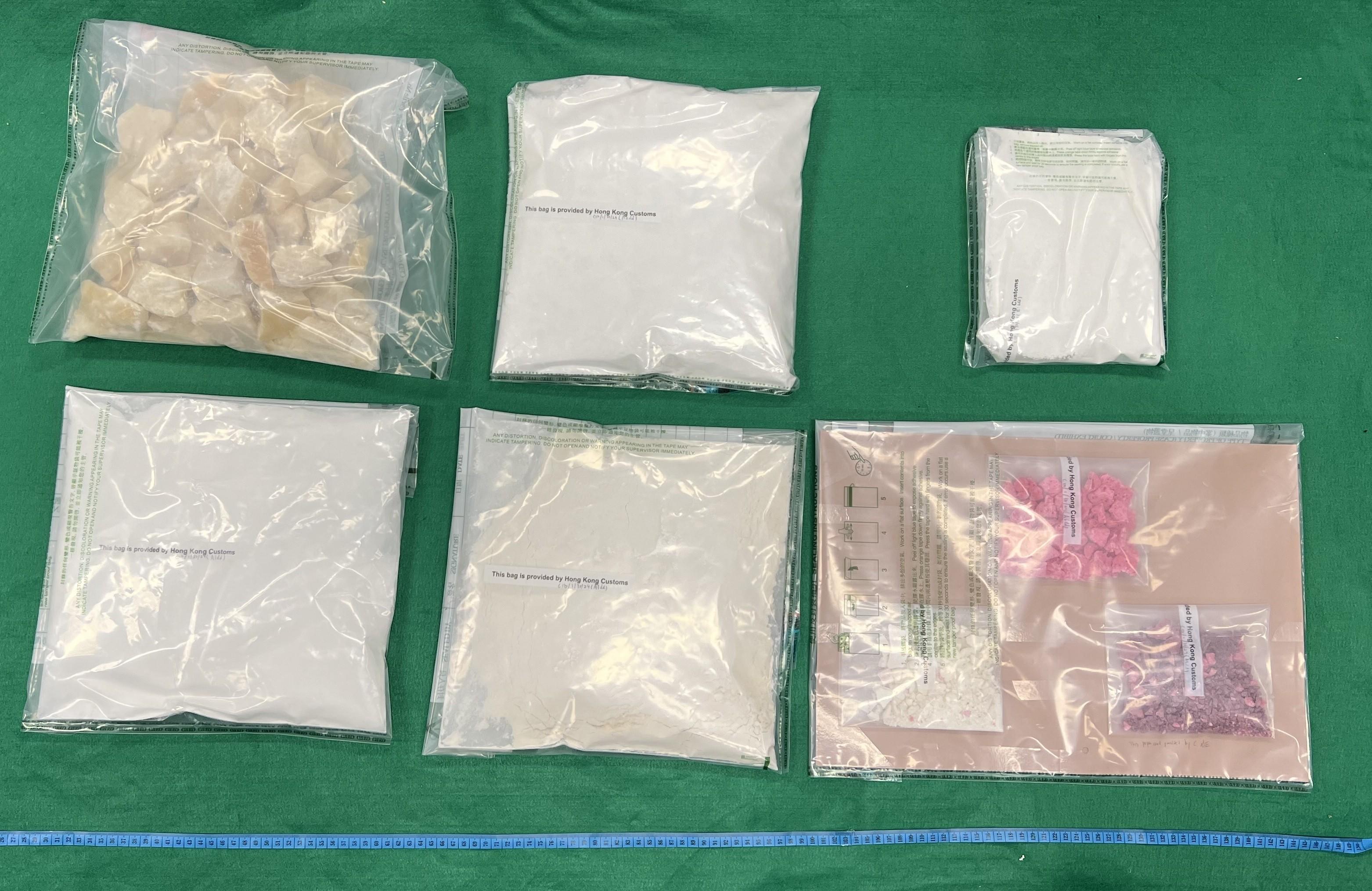 Hong Kong Customs yesterday (September 23) seized about 4 kilograms of suspected cocaine and 2.5kg of suspected crack cocaine, with a total estimated market value of about $5.6 million in Kwai Chung. Photo shows the suspected drugs seized.
