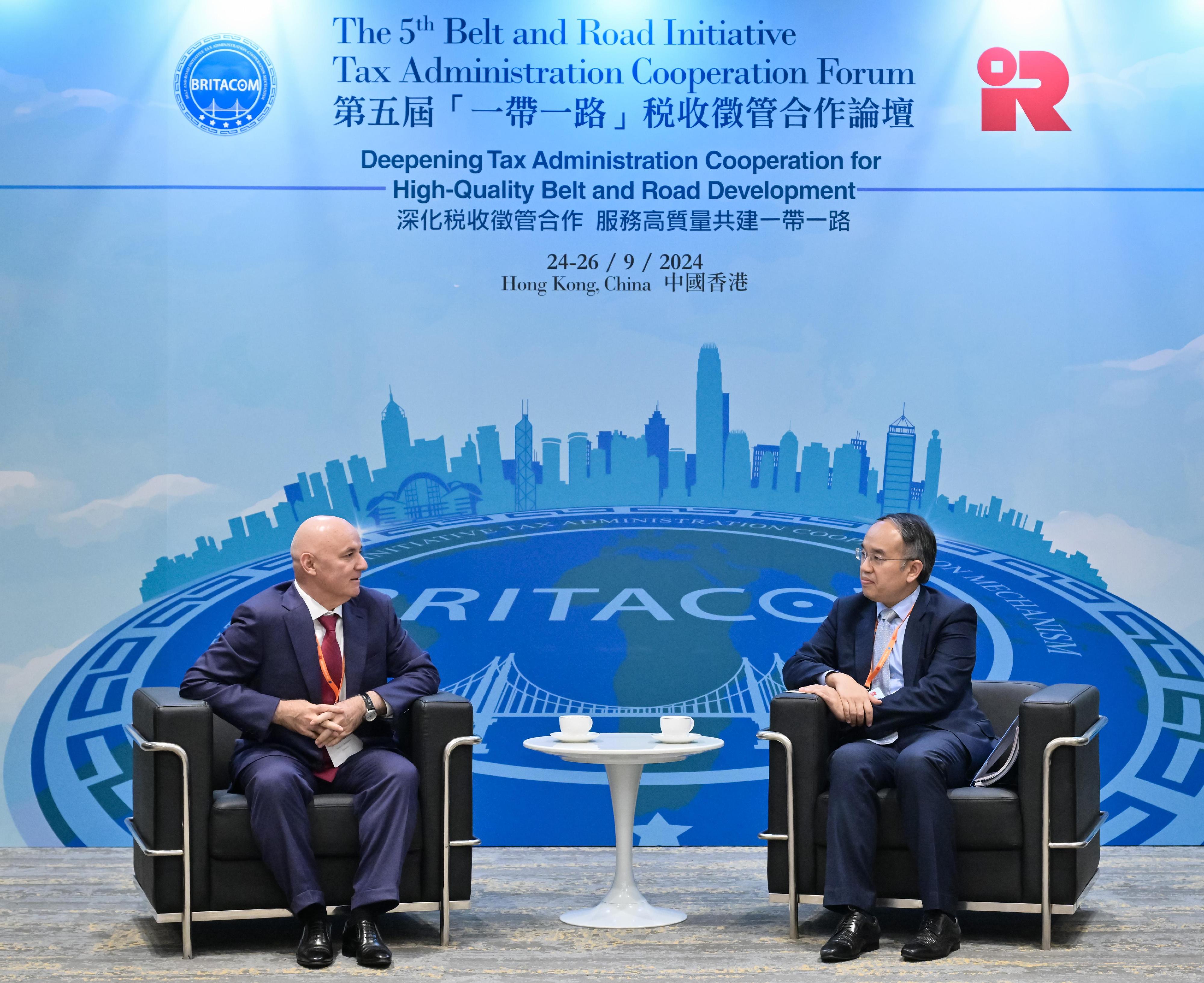 The Secretary for Financial Services and the Treasury, Mr Christopher Hui, today (September 24) held bilateral meetings with tax officials from other countries on the sidelines of the 5th Belt and Road Initiative Tax Administration Cooperation Forum to discuss deepening tax co-operation at the international and Belt and Road levels. Photo shows Mr Hui (right) meeting with the Chairman of the Tax Committee of Tajikistan, Mr Davlatzoda Nusratullo (left).