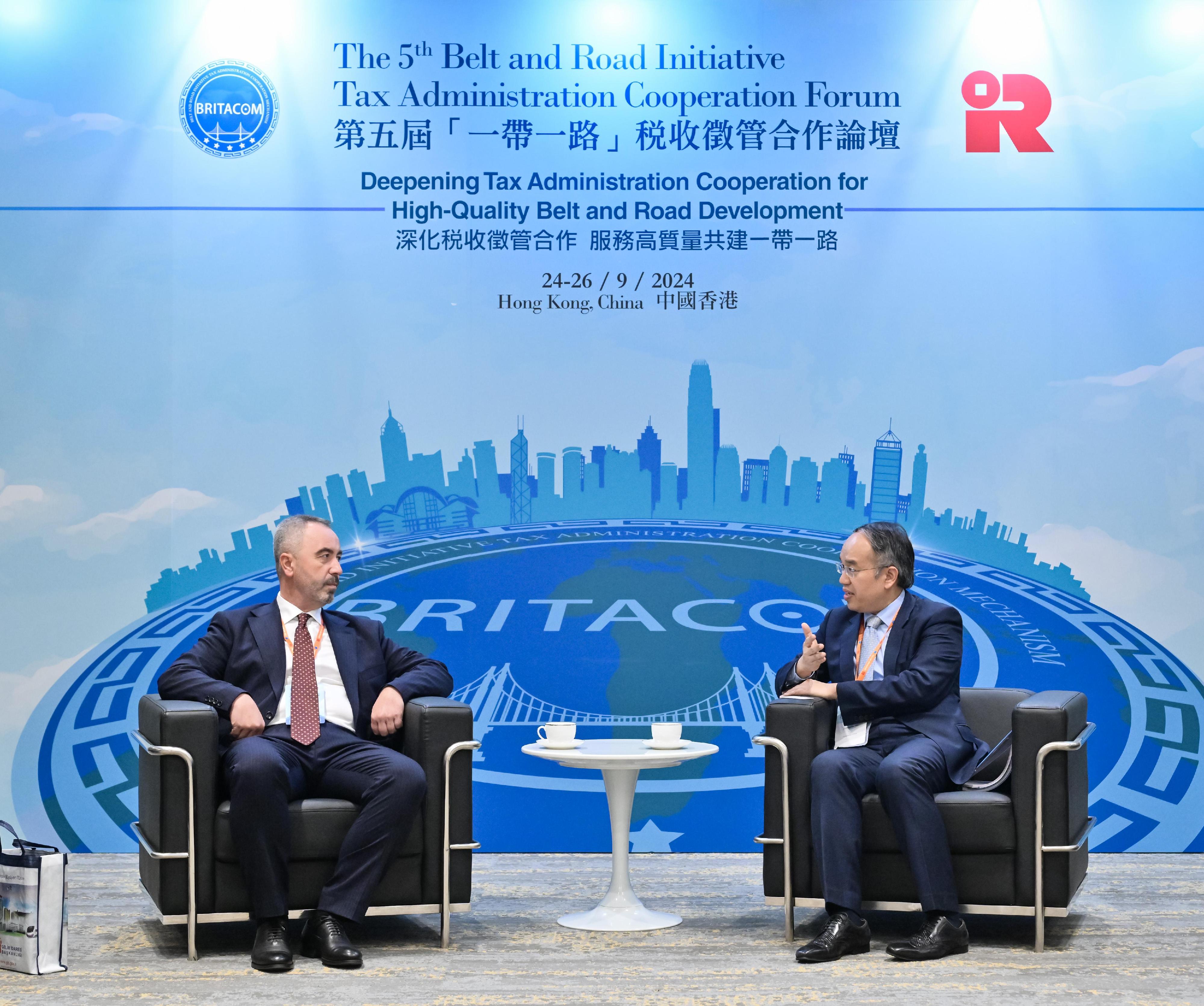 The Secretary for Financial Services and the Treasury, Mr Christopher Hui, today (September 24) held bilateral meetings with tax officials from other countries on the sidelines of the 5th Belt and Road Initiative Tax Administration Cooperation Forum to discuss deepening tax co-operation at the international and Belt and Road levels. Photo shows Mr Hui (right) meeting with the Commissioner of the Turkish Revenue Administration, Mr Bekir Bayrakdar (left).