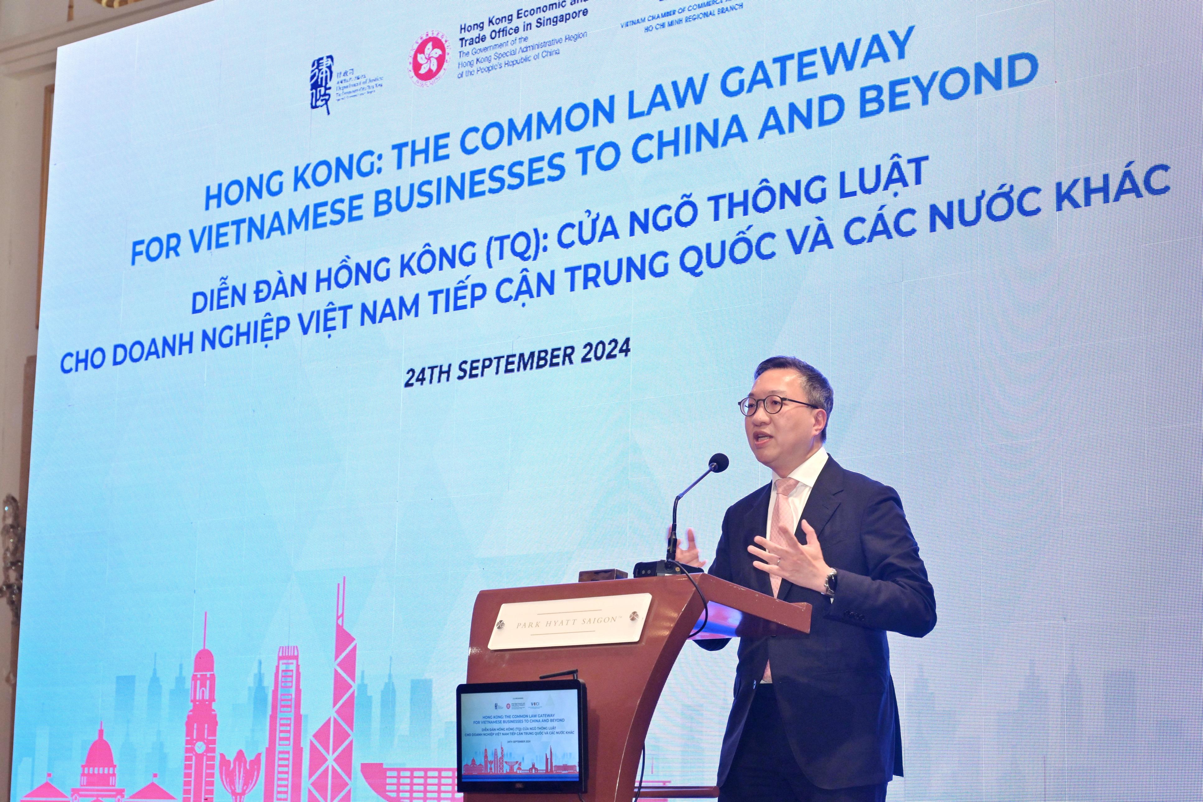 The Secretary for Justice, Mr Paul Lam, SC, and his delegation attended a forum titled "Hong Kong: The Common Law Gateway for Vietnamese Businesses to China and Beyond" co-organised by the Department of Justice, the Hong Kong Economic and Trade Office in Singapore and the Vietnam Chamber of Commerce and Industry, in Ho Chi Minh City, Vietnam on September 24. Photo shows Mr Lam delivering his opening remarks at the forum.
