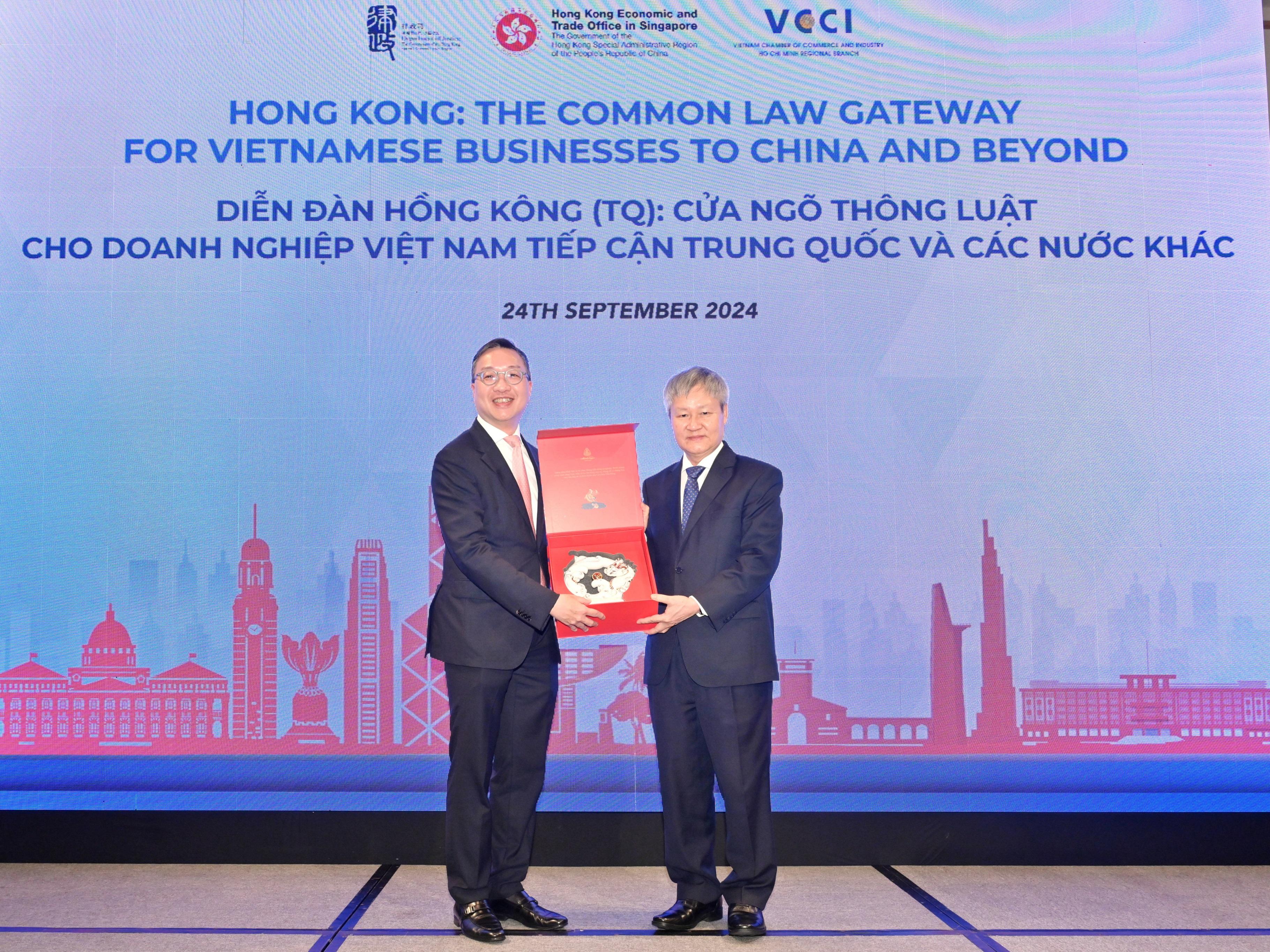 The Secretary for Justice, Mr Paul Lam, SC, and his delegation attended a forum titled "Hong Kong: The Common Law Gateway for Vietnamese Businesses to China and Beyond" co-organised by the Department of Justice, the Hong Kong Economic and Trade Office in Singapore and the Vietnam Chamber of Commerce and Industry, in Ho Chi Minh City, Vietnam on September 24. Photo shows Mr Lam (left) and Vice President of the Vietnam Chamber of Commerce and Industry Mr Vo Tan Thanh (right), exchanging souvenirs at the forum.