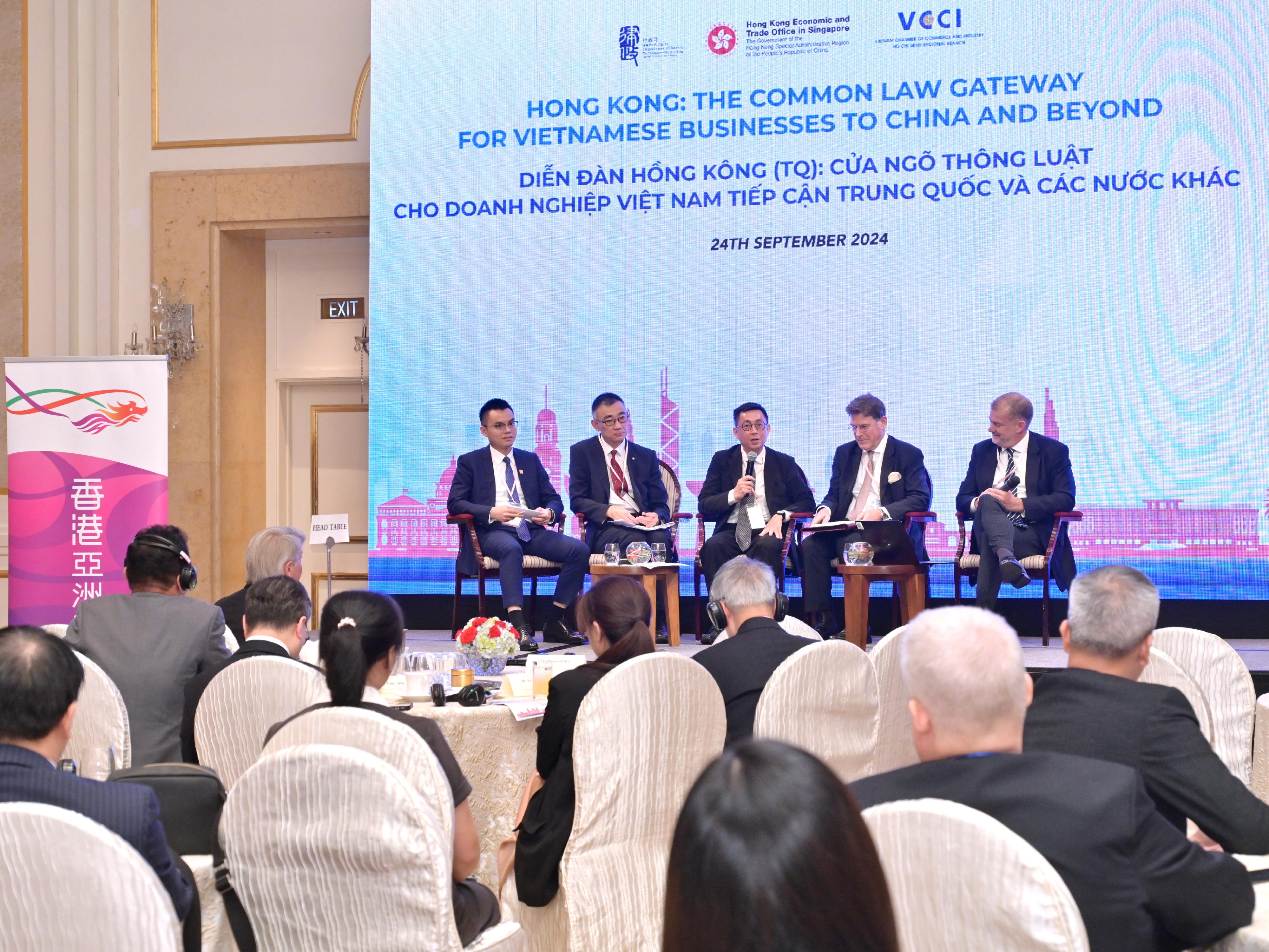 The Secretary for Justice, Mr Paul Lam, SC, and his delegation attended a forum titled "Hong Kong: The Common Law Gateway for Vietnamese Businesses to China and Beyond" co-organised by the Department of Justice, the Hong Kong Economic and Trade Office in Singapore and the Vietnam Chamber of Commerce and Industry, in Ho Chi Minh City, Vietnam on September 24. Photo shows speakers sharing their views with the audience on various topics at the panel discussion of the forum.