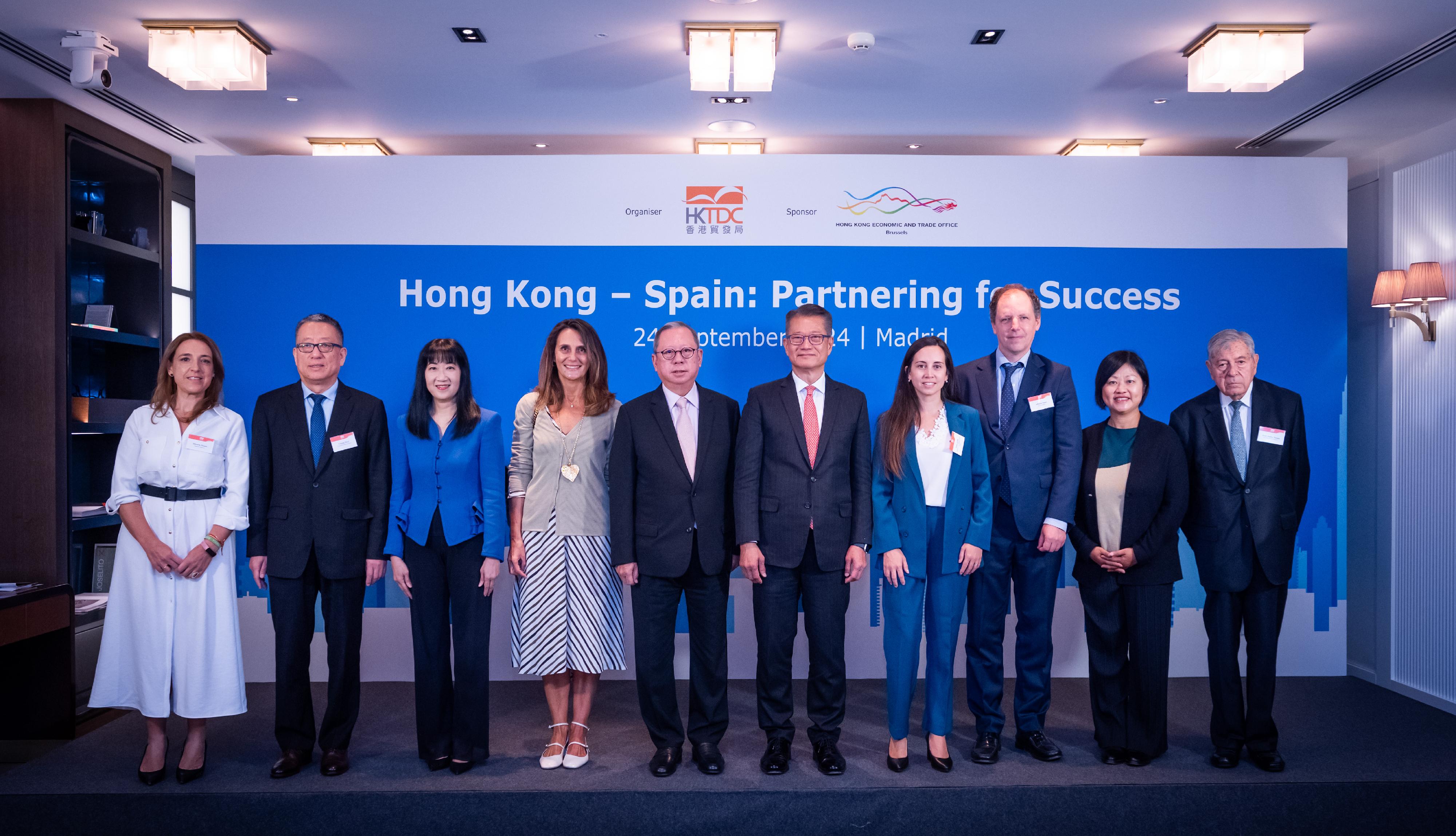 The Financial Secretary, Mr Paul Chan, attended the business luncheon Hong Kong-Spain: Partnering for Success in Madrid, Spain, today (September 24, Madrid time) to promote business opportunities in Hong Kong to Spanish business sector. Photo shows Mr Chan (fifth right), Chairman of the Hong Kong Trade Development Council, Dr Peter Lam (fifth left), and other guests at the luncheon.

