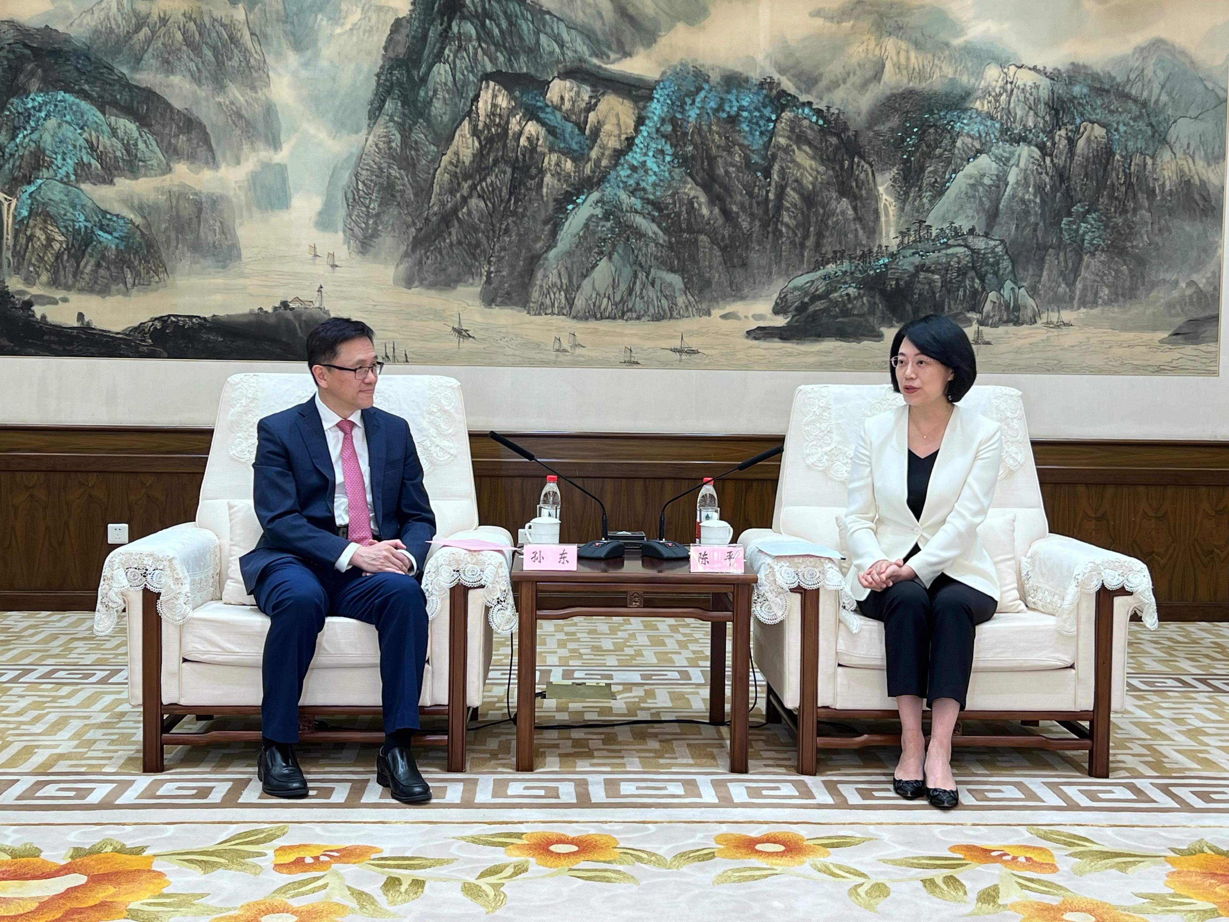 The Secretary for Innovation, Technology and Industry, Professor Sun Dong (left), called on Vice Governor of Hubei Province Ms Chen Ping (right) today (September 24) in Wuhan.