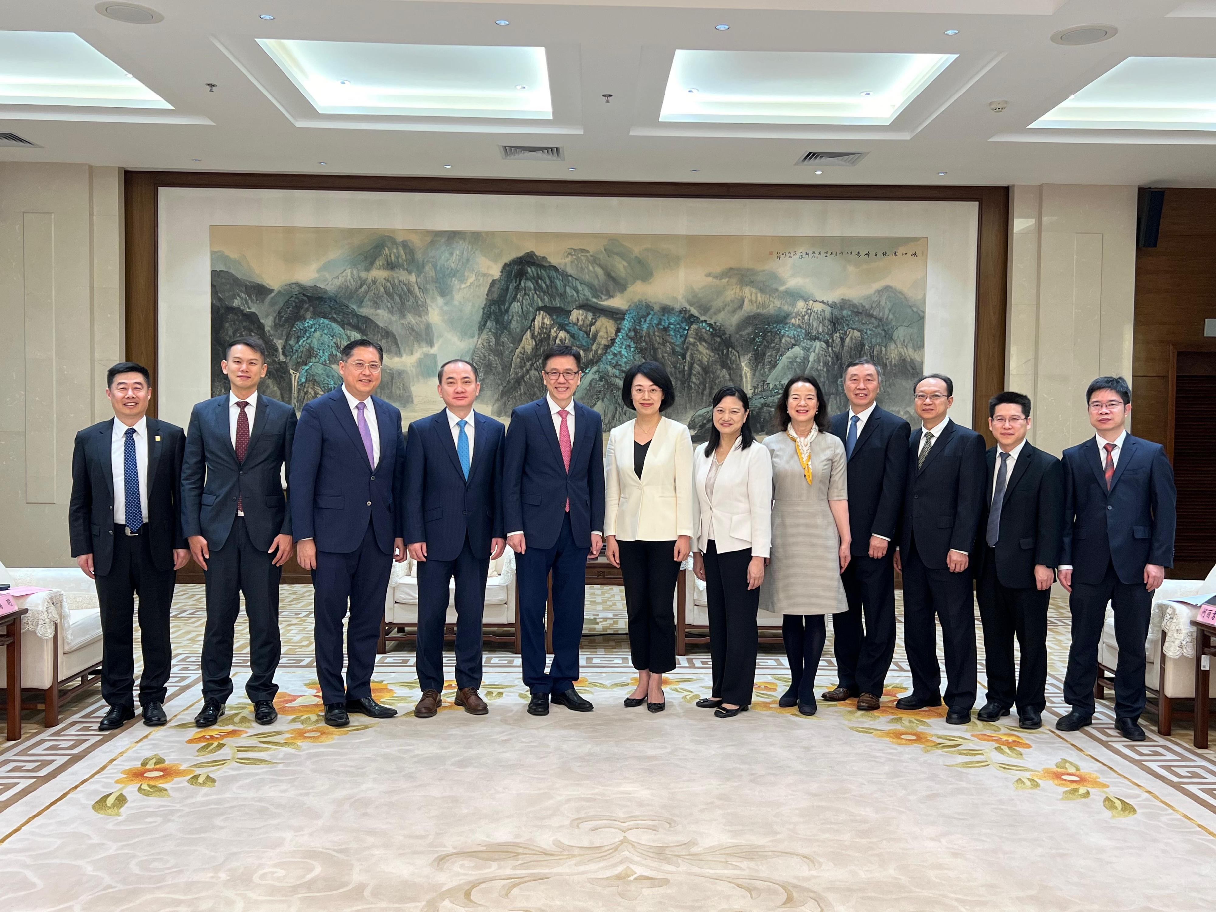 The Secretary for Innovation, Technology and Industry, Professor Sun Dong (fifth left), called on Vice Governor of Hubei Province Ms Chen Ping (sixth left) today (September 24) in Wuhan. Looking on is the Commissioner for Industry (Innovation and Technology), Dr Ge Ming (fourth left).