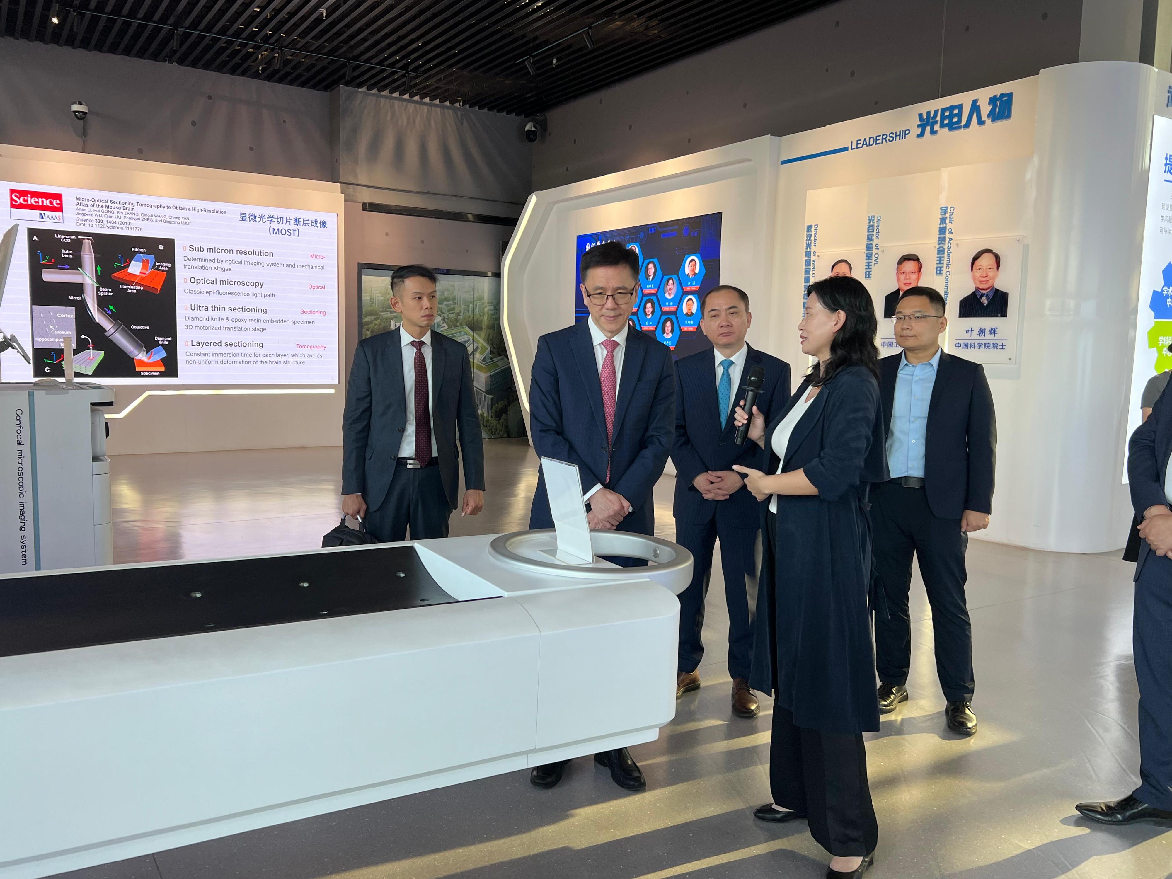 The Secretary for Innovation, Technology and Industry, Professor Sun Dong (second left), visited the Wuhan National Laboratory for Optoelectronics of the Huazhong University of Science and Technology in Wuhan today (September 24). Looking on is the Commissioner for Industry (Innovation and Technology), Dr Ge Ming (third left).