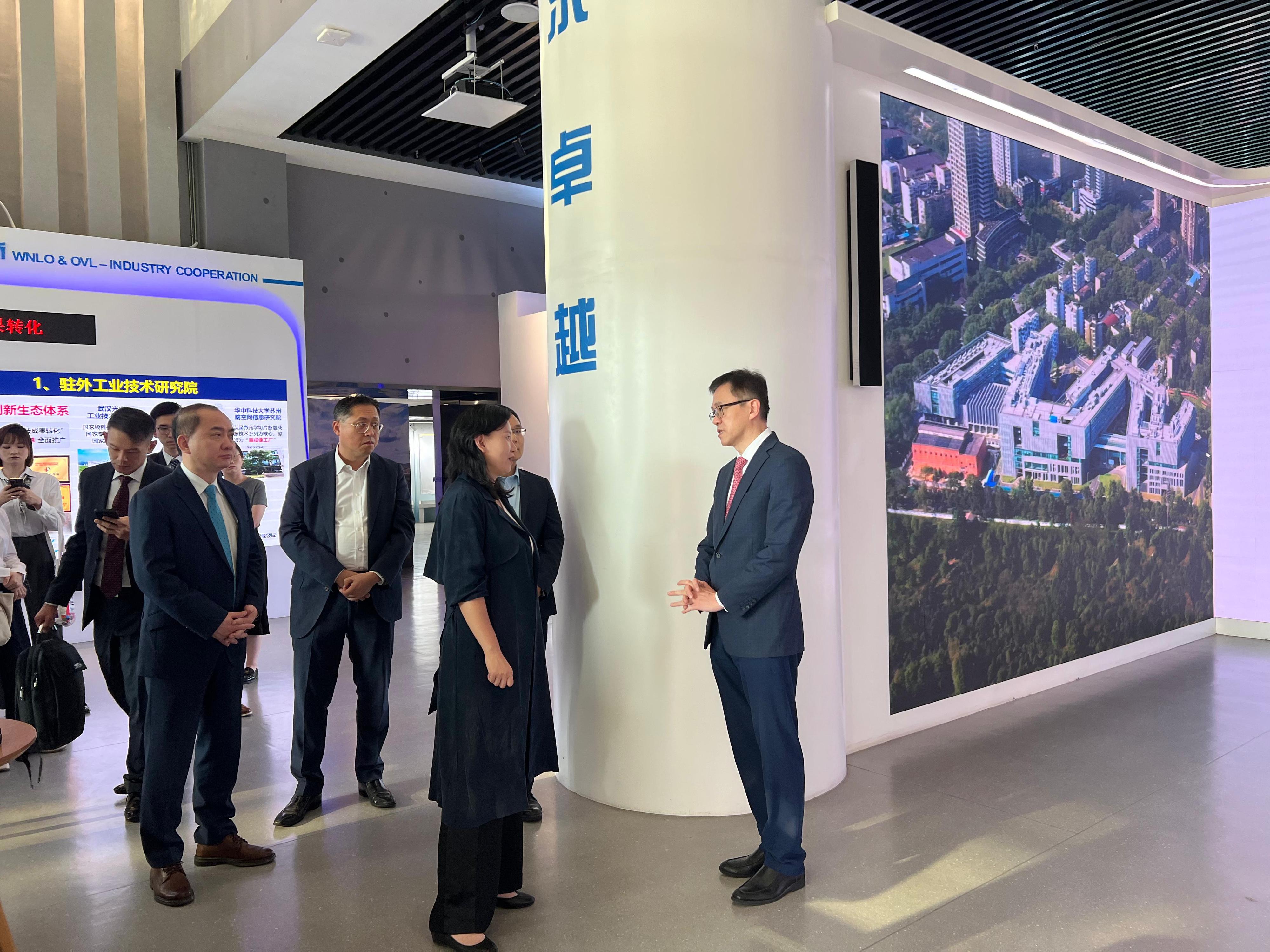 The Secretary for Innovation, Technology and Industry, Professor Sun Dong (first right), visited the Wuhan National Laboratory for Optoelectronics of the Huazhong University of Science and Technology in Wuhan today (September 24). Looking on is the Commissioner for Industry (Innovation and Technology), Dr Ge Ming (first left).