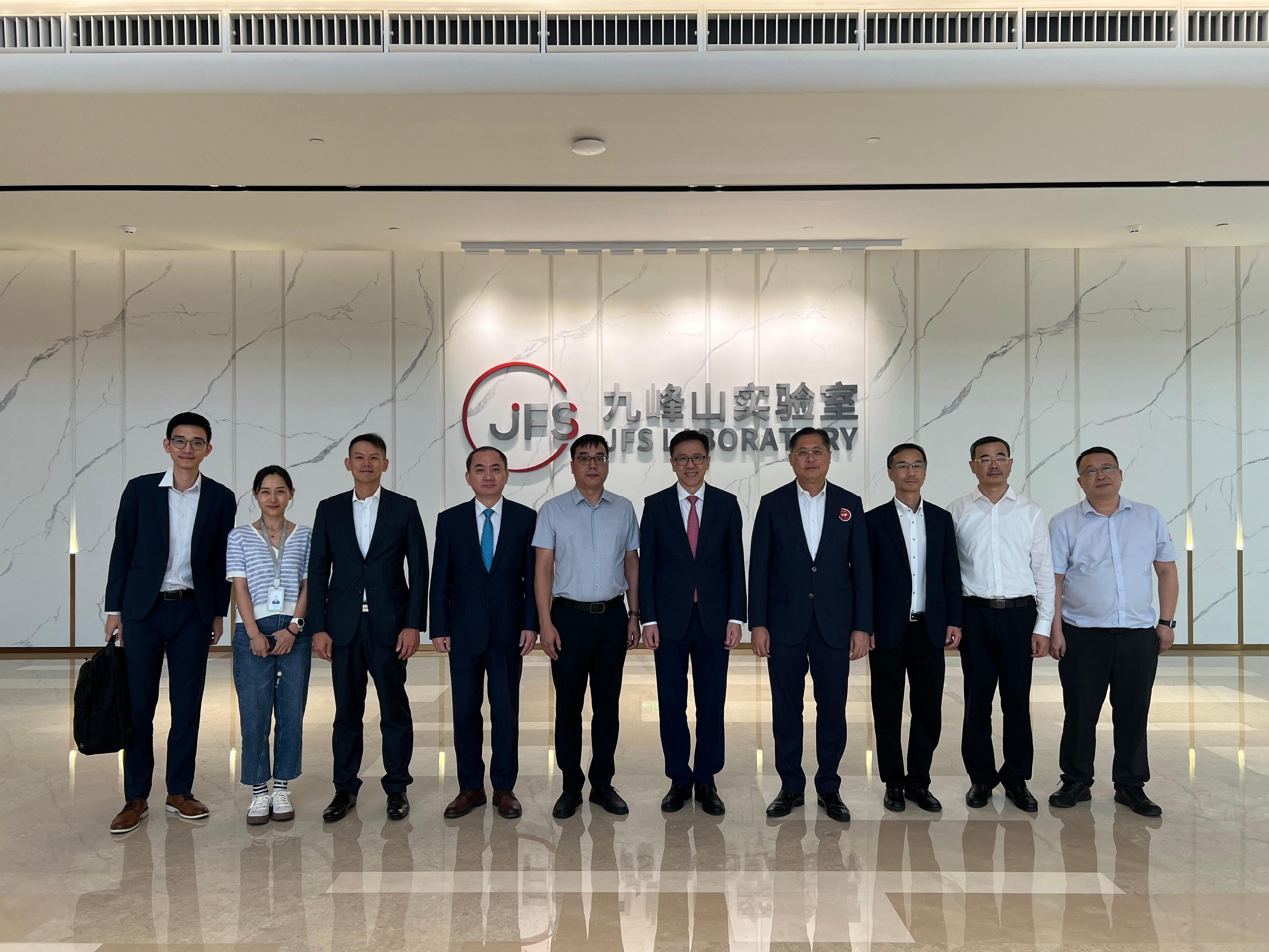 The Secretary for Innovation, Technology and Industry, Professor Sun Dong (fifth right), visited the Jiufengshan Laboratory in Wuhan today (September 24). Looking on is the Commissioner for Industry (Innovation and Technology), Dr Ge Ming (fourth left).