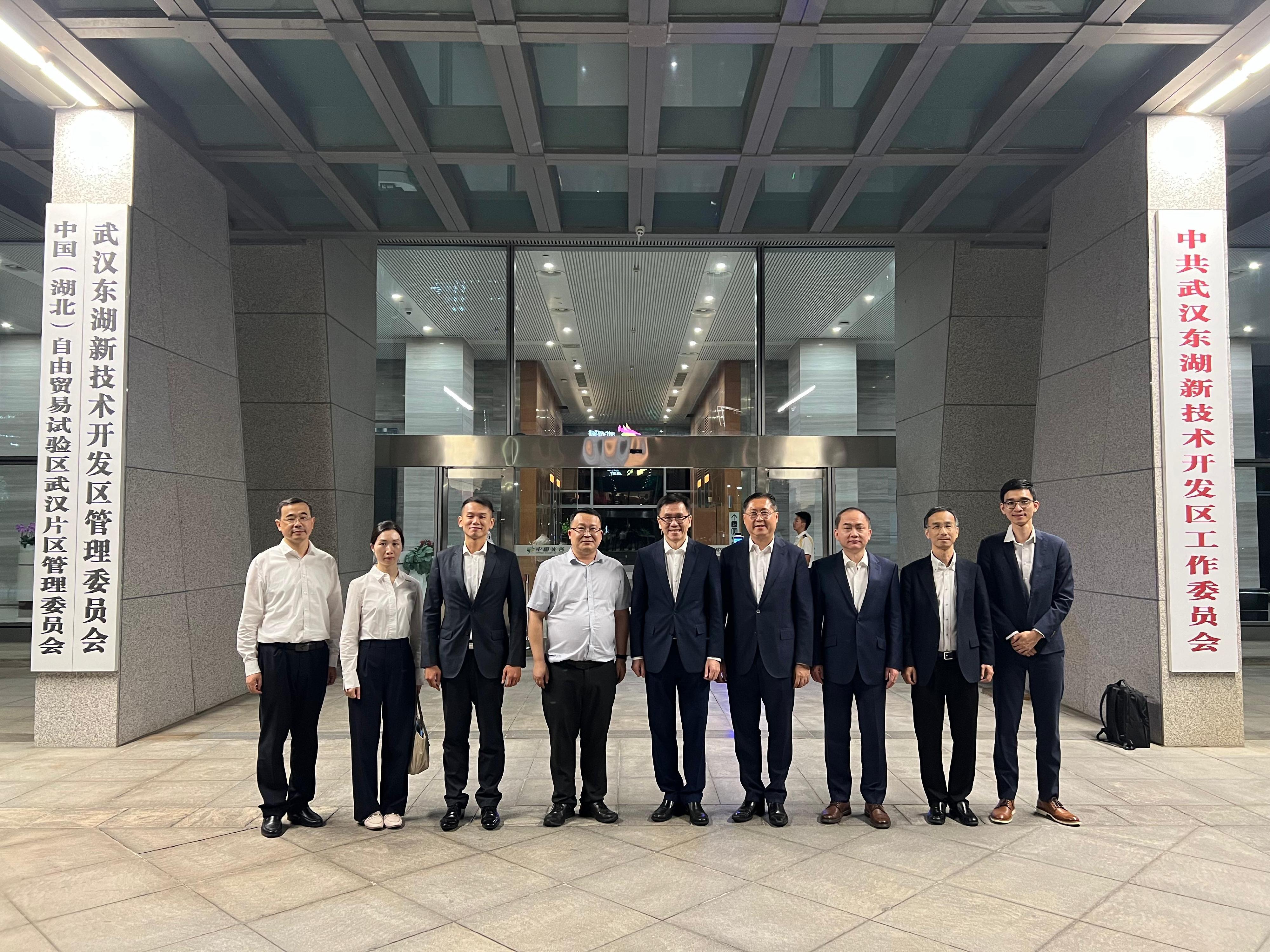 The Secretary for Innovation, Technology and Industry, Professor Sun Dong (centre), visited the Wuhan East Lake High-tech Development Zone today (September 24). Looking on is the Commissioner for Industry (Innovation and Technology), Dr Ge Ming (third right).