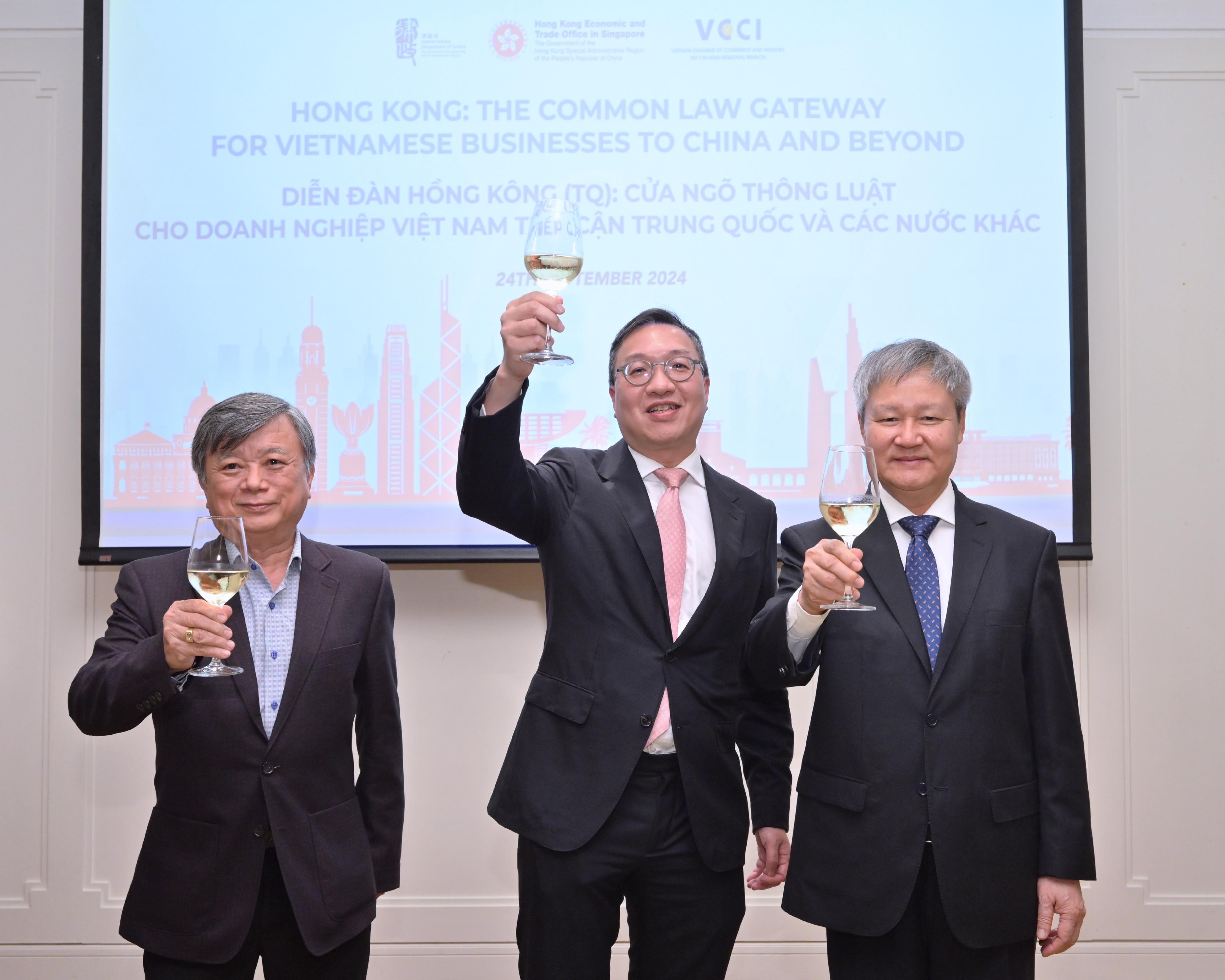 The Secretary for Justice, Mr Paul Lam, SC, and his delegation attended a networking dinner co-organised by the Department of Justice, the Hong Kong Economic and Trade Office in Singapore and the Vietnam Chamber of Commerce and Industry, in Ho Chi Minh City, Vietnam on September 24. Photo shows Mr Lam (centre); Vice Chairman of the Ho Chi Minh City Bar Association Mr Lu Trong Nghia (left); and Vice President of the Vietnam Chamber of Commerce and Industry Mr Vo Tan Thanh (right), giving a toast at the dinner.