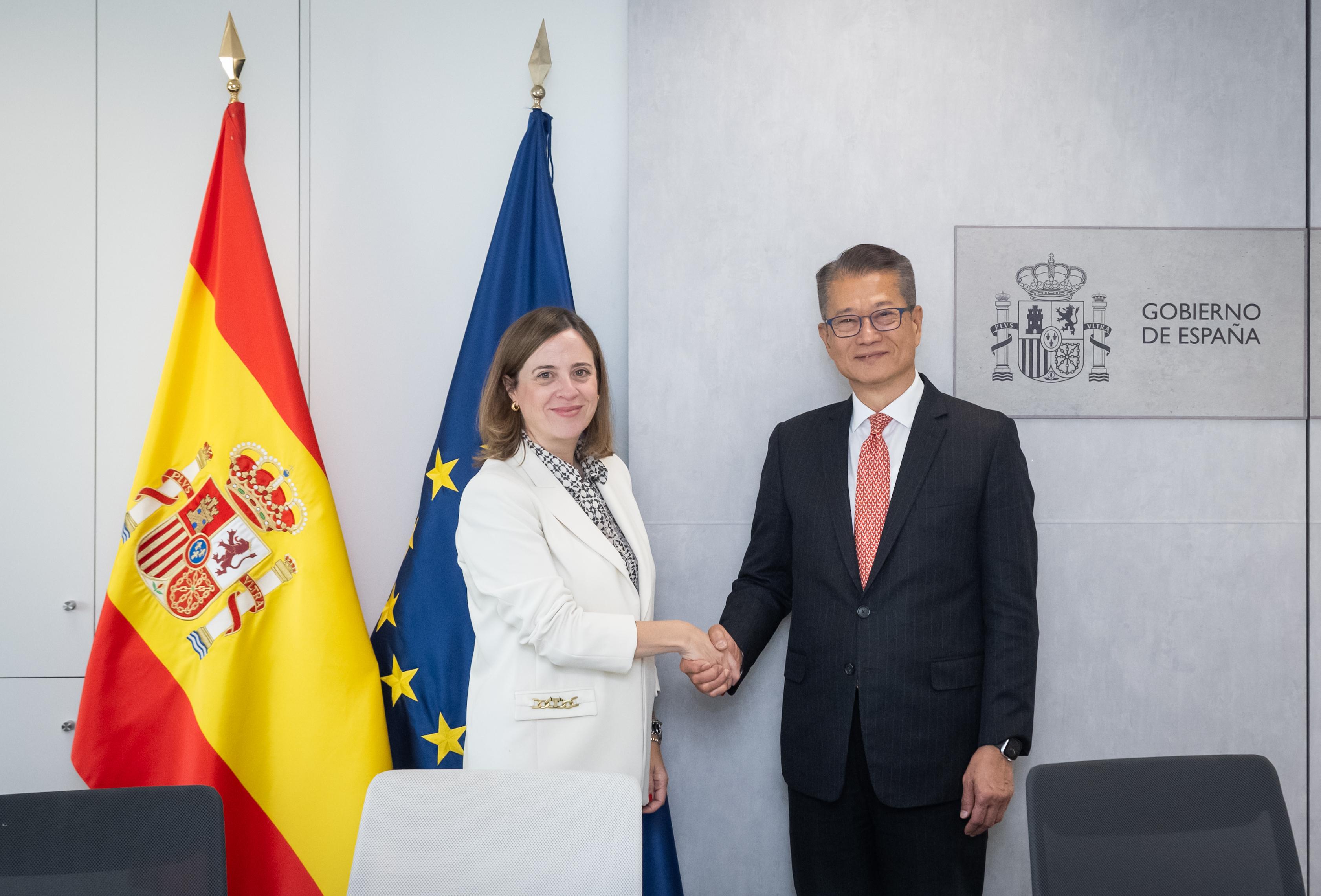 The Financial Secretary, Mr Paul Chan, continued his visit to Madrid, Spain yesterday (September 24, Madrid time). Photo shows Mr Chan (right) meeting with the Secretary of State for Trade of Spain, Ms Amparo López Senovilla (left).
