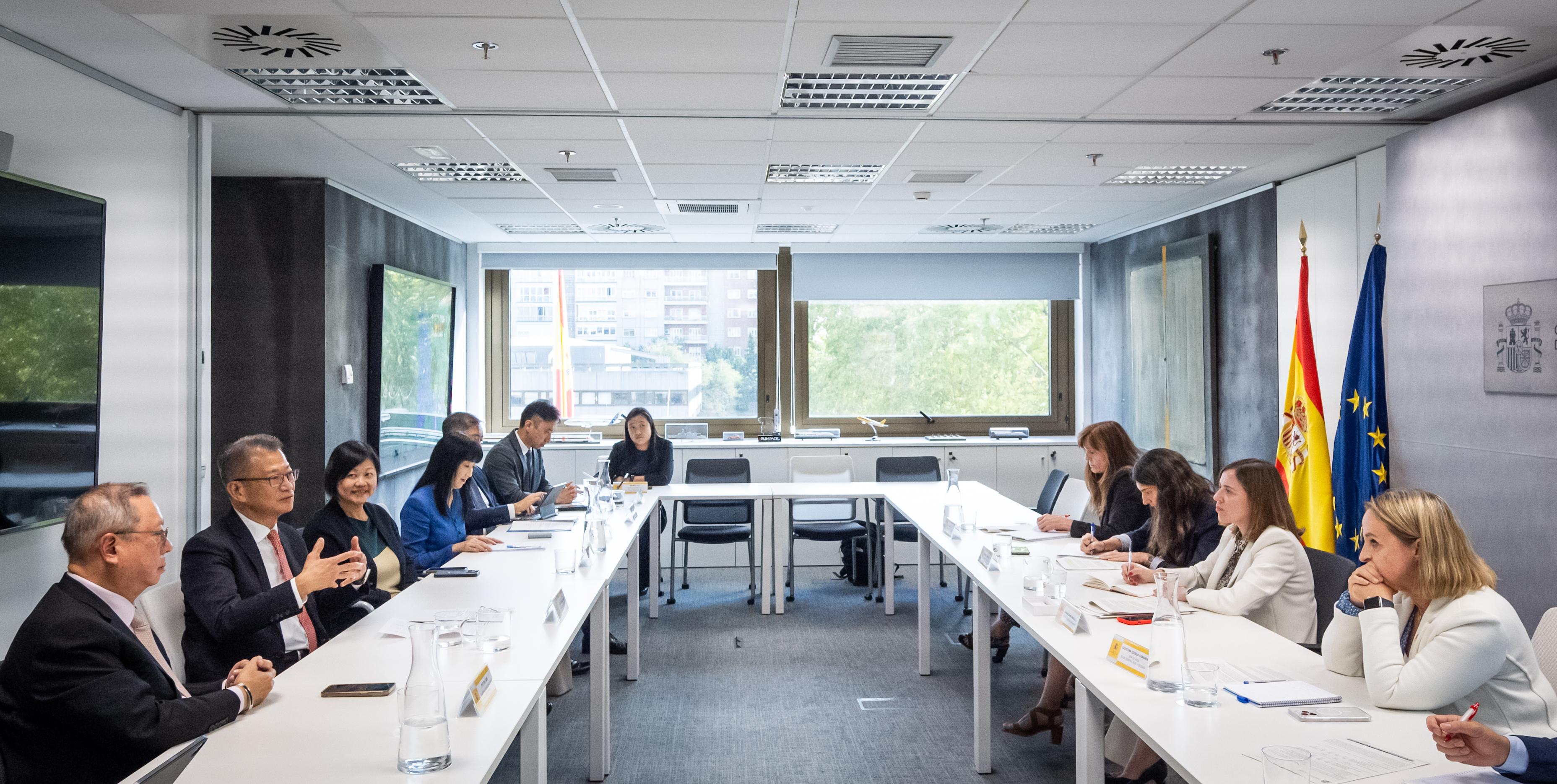 The Financial Secretary, Mr Paul Chan, continued his visit to Madrid, Spain yesterday (September 24, Madrid time). Photo shows Mr Chan (second left) meeting with the Secretary of State for Trade of Spain, Ms Amparo López Senovilla (second right). Also attending the meeting is the Chairman of the Hong Kong Trade Development Council, Dr Peter Lam (first left).
