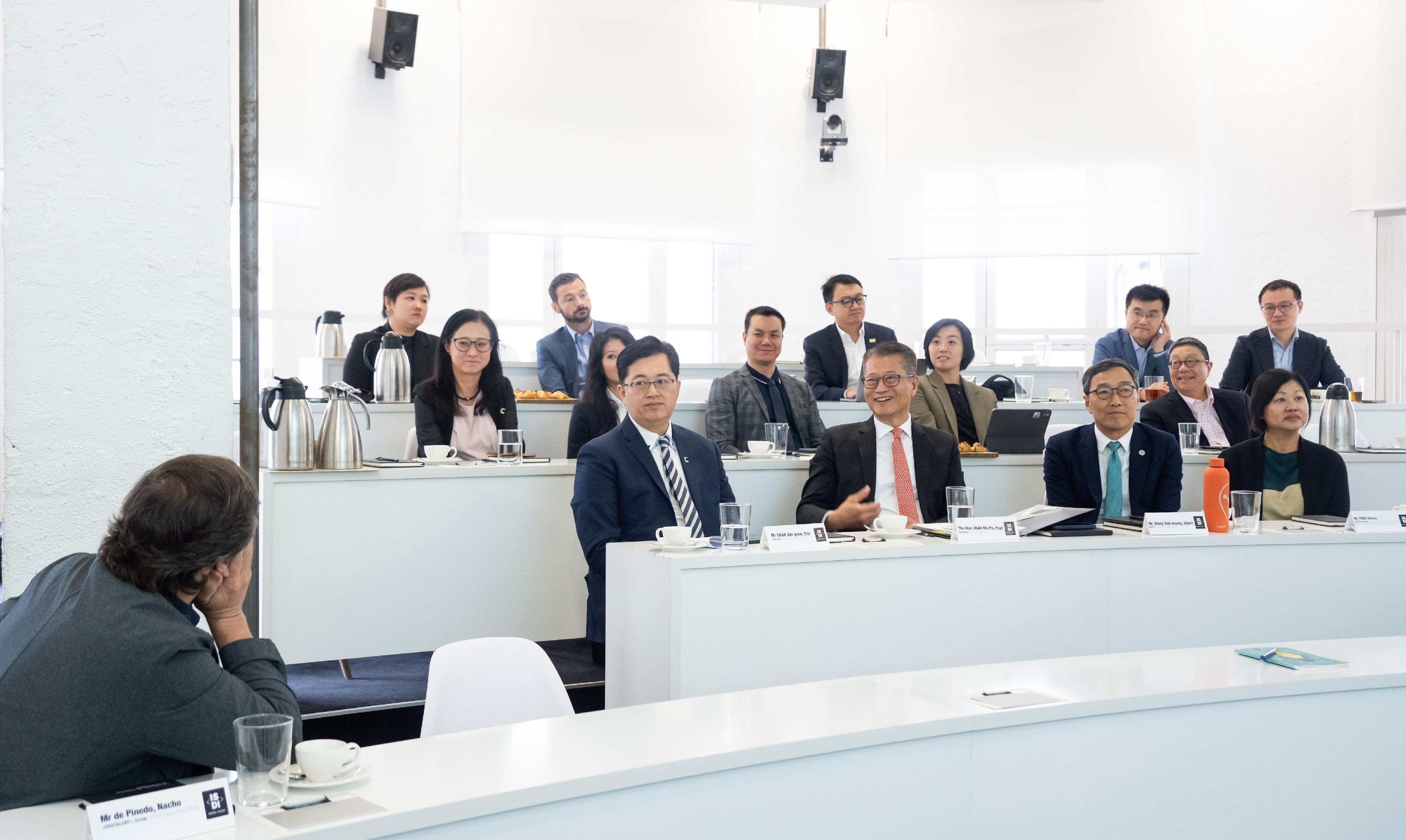 The Financial Secretary, Mr Paul Chan, continued his visit to Madrid, Spain yesterday (September 24, Madrid time). Photo shows Mr Chan (second row, second left) leading a delegation of Hong Kong start-ups to visit the start-up accelerator IMPACT.