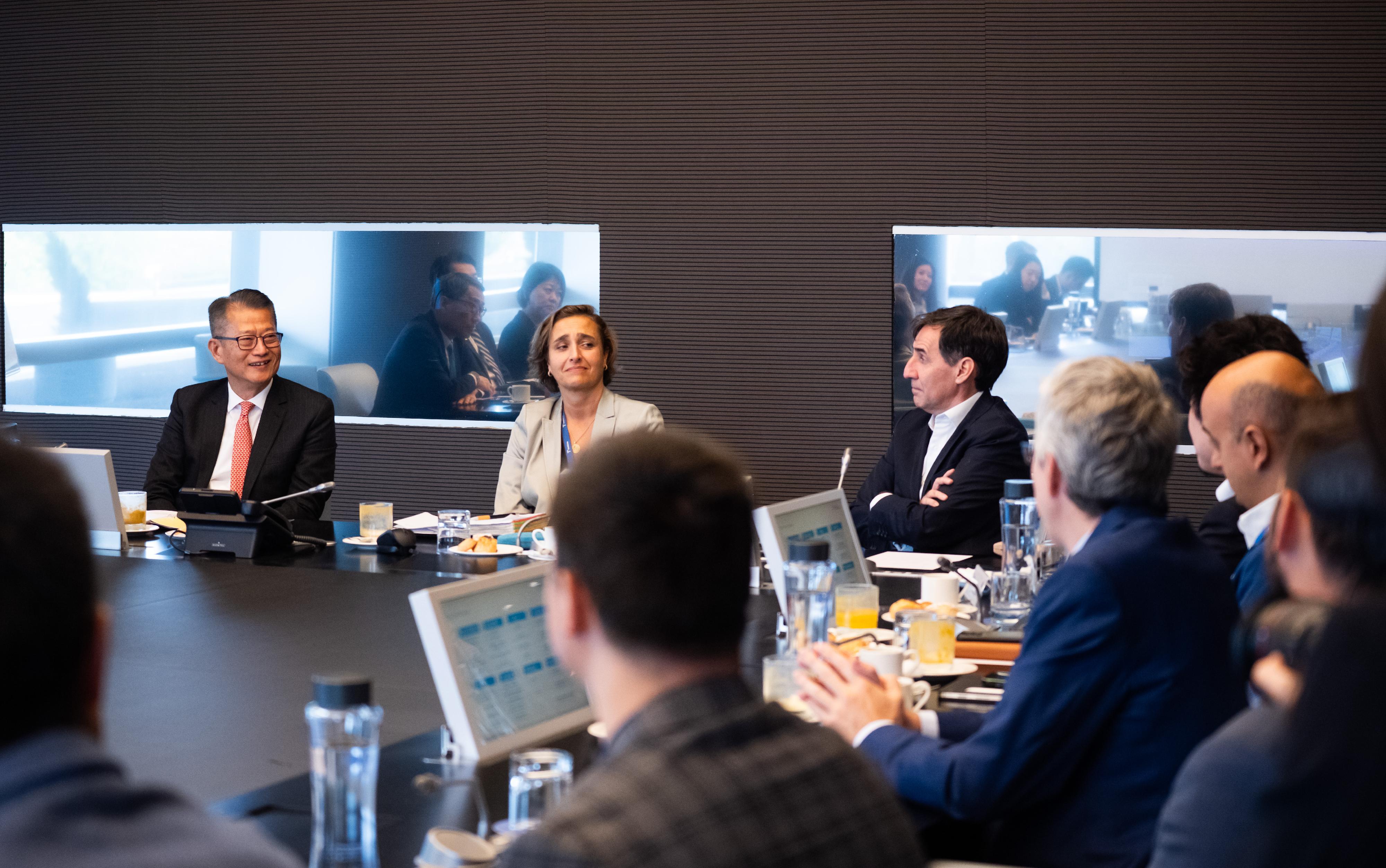 The Financial Secretary, Mr Paul Chan, continued his visit to Madrid, Spain yesterday (September 24, Madrid time). Photo shows Mr Chan (first left) leading a delegation of Hong Kong start-ups to visit the Spanish telecommunications company Telefónica and engaging in discussions with the representatives.