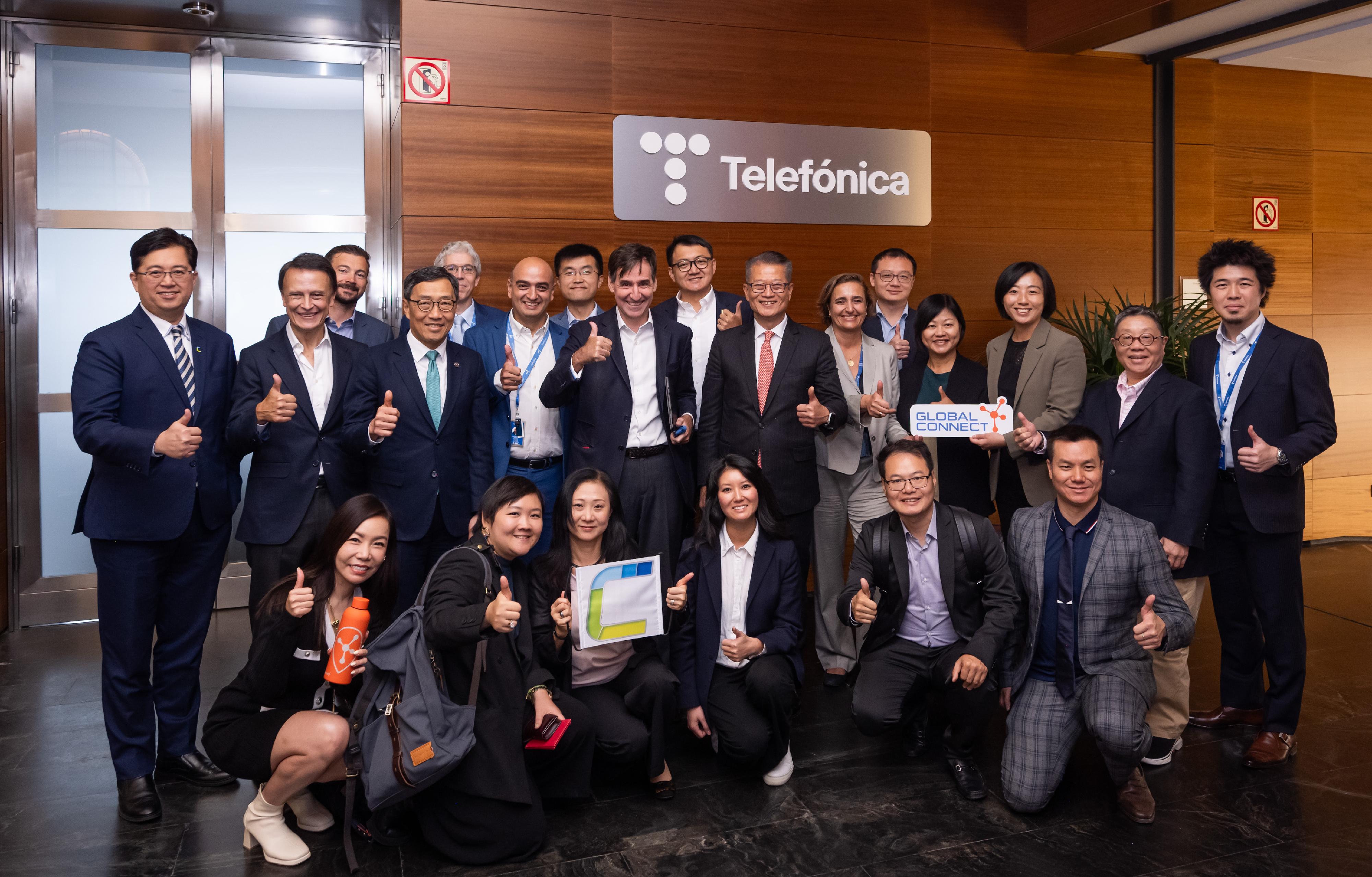 The Financial Secretary, Mr Paul Chan, continued his visit to Madrid, Spain yesterday (September 24, Madrid time). Photo shows Mr Chan (second row, centre) leading a delegation of Hong Kong start-ups to visit the Spanish telecommunications company Telefónica. 