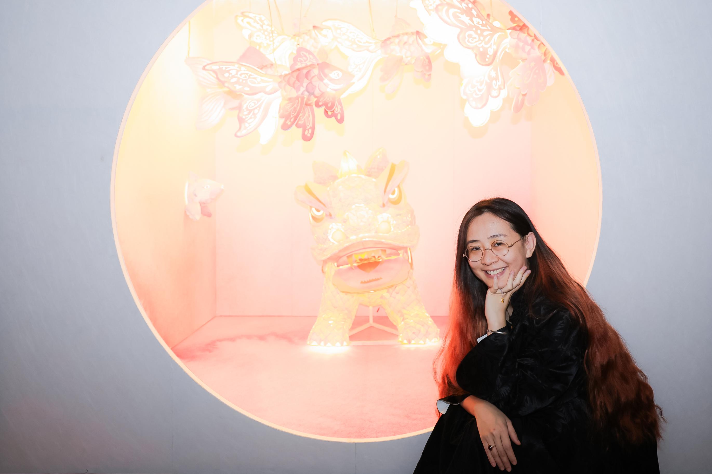 Co-organised by the Art Promotion Office and the Shenzhen Fringe Art Center, the first exhibition, "New Dynamics of Qi Yun" of the "Ink Art Ensembles" exhibition series in the Greater Bay Area, is on display until November 6 at the Shenzhen Art Museum. Photo shows Mainland artist Wen Qiuwen and her artwork "Girl South Lion" and "Flashing Fish Lantern (Goldfish & Carp)".