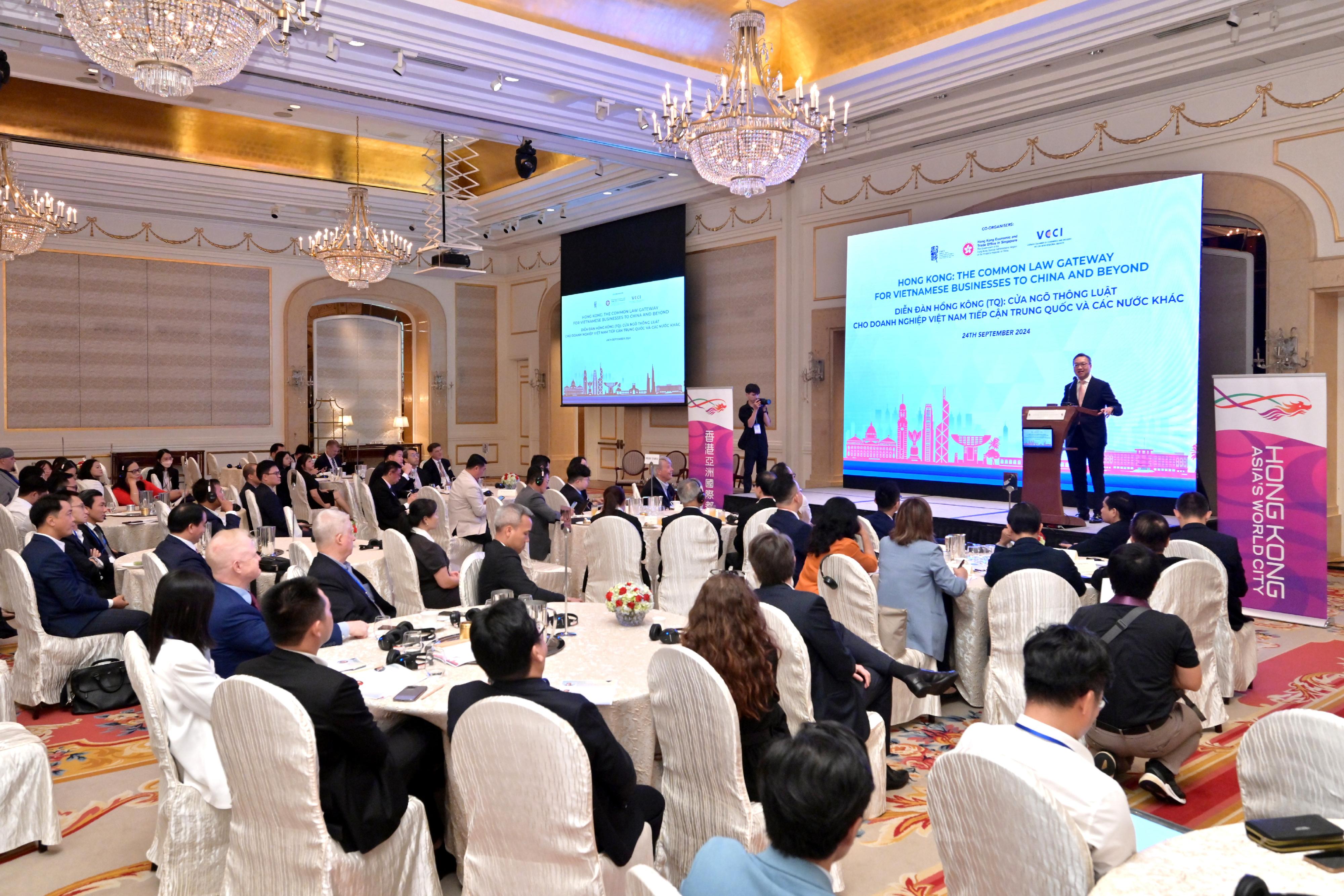 The Secretary for Justice, Mr Paul Lam, SC, and his delegation attended a forum titled "Hong Kong: The Common Law Gateway for Vietnamese Businesses to China and Beyond" co-organised by the Department of Justice, the Hong Kong Economic and Trade Office in Singapore and the Vietnam Chamber of Commerce and Industry, in Ho Chi Minh City, Vietnam on September 24. Photo shows Mr Lam delivering his opening remarks at the forum.