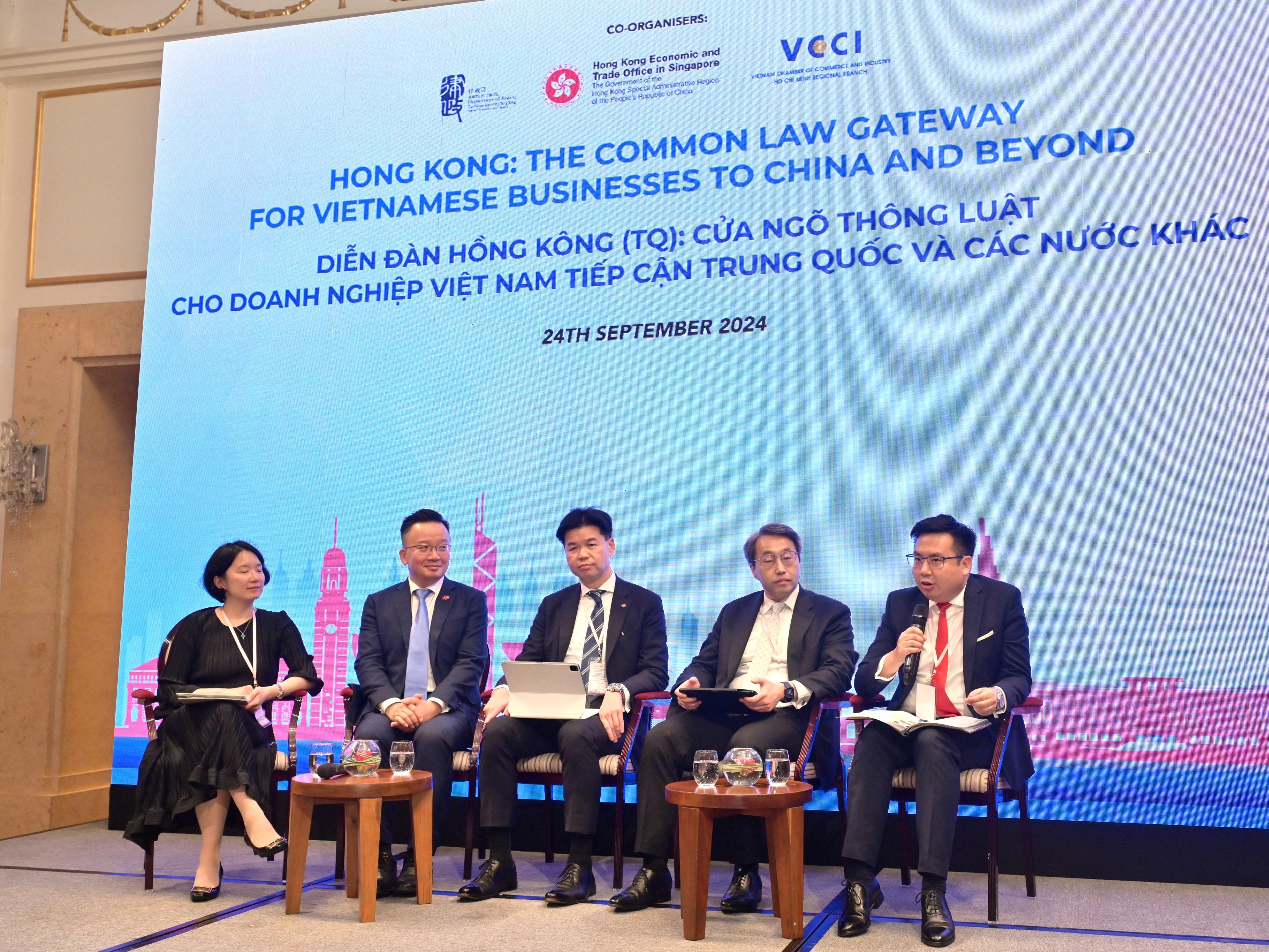 The Secretary for Justice, Mr Paul Lam, SC, and his delegation attended a forum titled "Hong Kong: The Common Law Gateway for Vietnamese Businesses to China and Beyond" co-organised by the Department of Justice, the Hong Kong Economic and Trade Office in Singapore and the Vietnam Chamber of Commerce and Industry, in Ho Chi Minh City, Vietnam on September 24. Photo shows speakers sharing their views with the audience on various topics at the panel discussion of the forum.