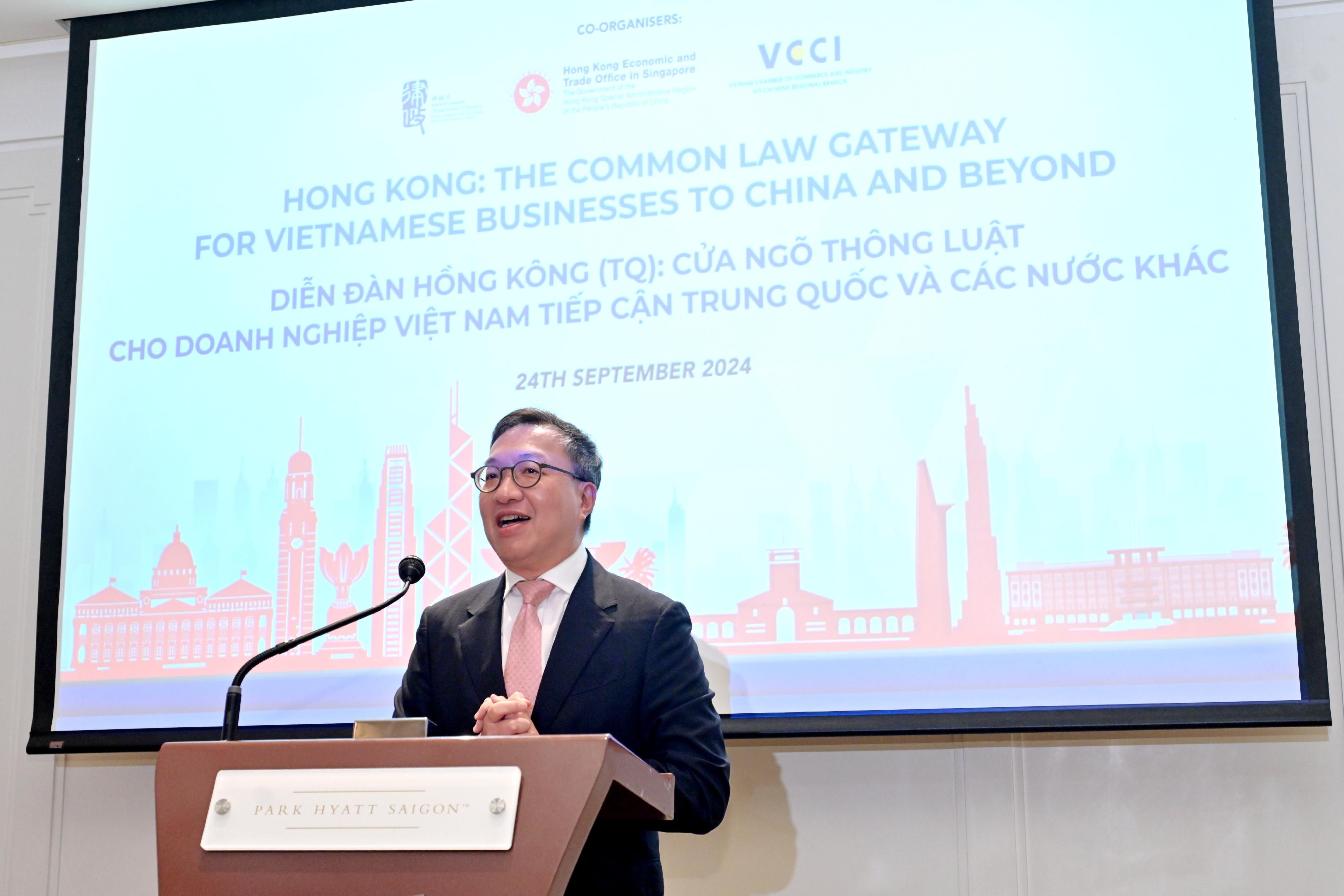 The Secretary for Justice, Mr Paul Lam, SC, and his delegation attended a networking dinner co-organised by the Department of Justice, the Hong Kong Economic and Trade Office in Singapore and the Vietnam Chamber of Commerce and Industry, in Ho Chi Minh City, Vietnam on September 24. Photo shows Mr Lam speaking at the dinner.
