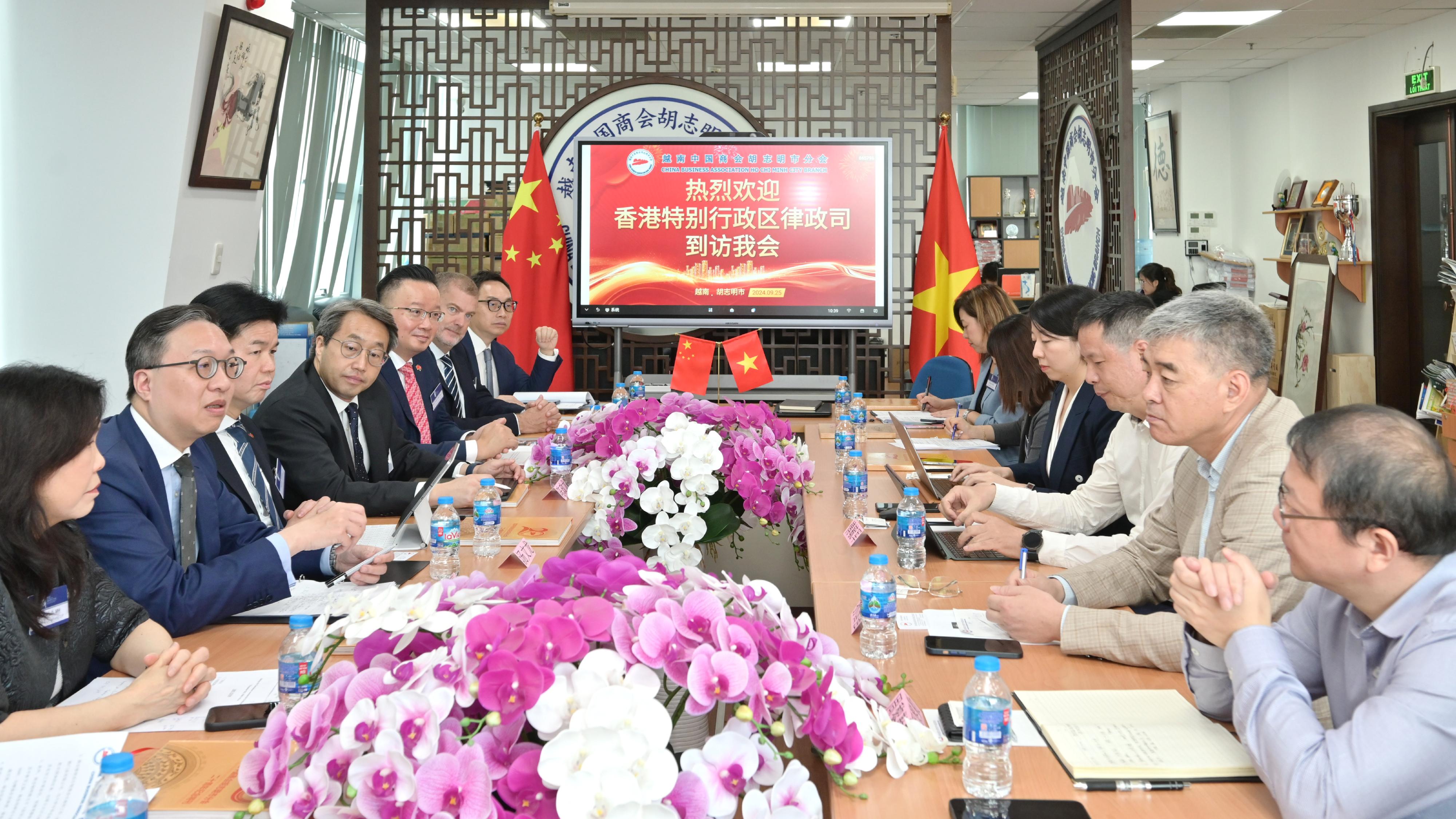 The Secretary for Justice, Mr Paul Lam, SC, today (September 25) continued his visit programme in the Association of Southeast Asian Nations in Ho Chi Minh City, Vietnam, with a delegation comprising representatives from the Law Society of Hong Kong, the Hong Kong Bar Association and alternative dispute resolution organisations. Photo shows Mr Lam (second left), the Chief Supervisor of the China Business Association Ho Chi Minh City Branch, Mr Sun Guo Qiang (second right), and the delegation in a meeting.

