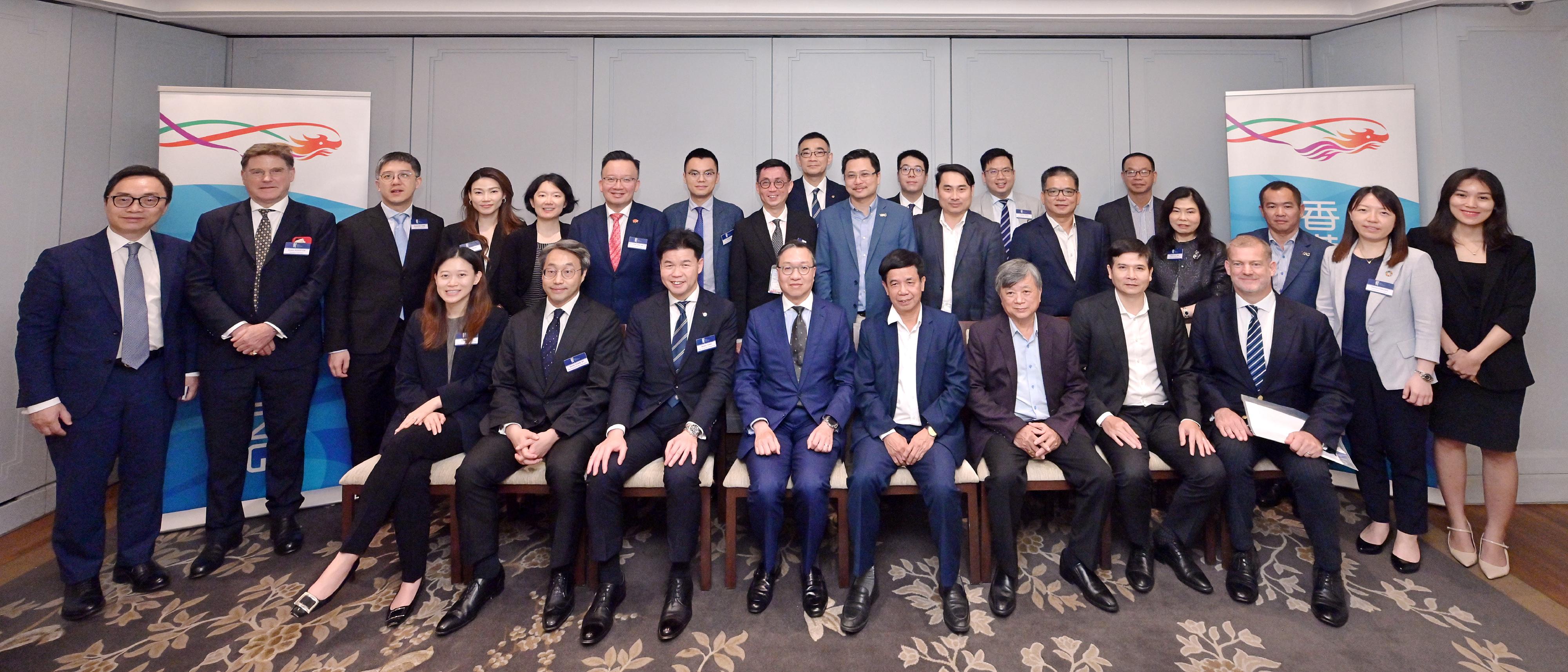 The Secretary for Justice, Mr Paul Lam, SC, today (September 25) continued his visit programme in the Association of Southeast Asian Nations in Ho Chi Minh City, Vietnam, with a delegation comprising representatives from the Law Society of Hong Kong, the Hong Kong Bar Association and alternative dispute resolution organisations. Photo shows Mr Lam (front row, fourth left) and the delegation with the representatives of the Vietnam International Arbitration Center after the meeting.