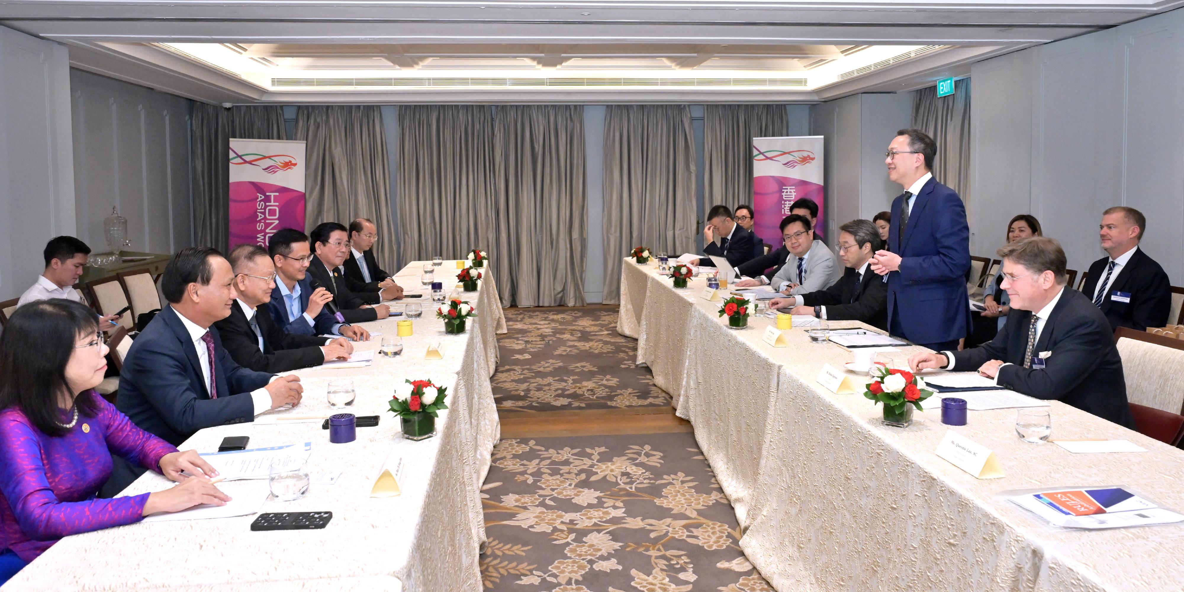 The Secretary for Justice, Mr Paul Lam, SC, today (September 25) continued his visit programme in the Association of Southeast Asian Nations in Ho Chi Minh City, Vietnam, with a delegation comprising representatives from the Law Society of Hong Kong, the Hong Kong Bar Association and alternative dispute resolution organisations. Photo shows Mr Lam (second right) and the delegation meeting with the representatives of the Ho Chi Minh City Bar Association to discuss the development of the legal profession and explore potential future collaborations.