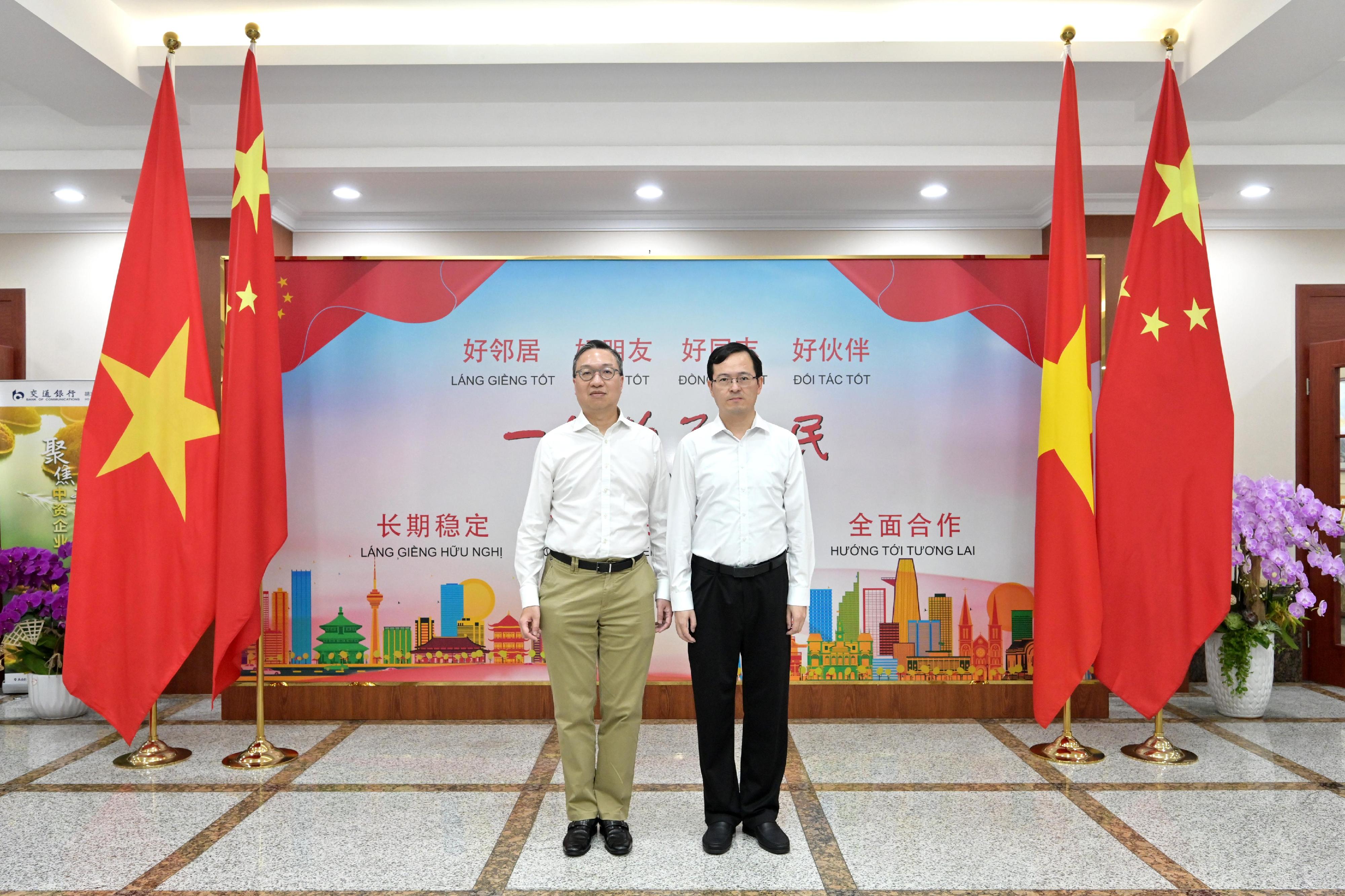 The Secretary for Justice, Mr Paul Lam, SC, today (September 25) continued his visit programme in the Association of Southeast Asian Nations in Ho Chi Minh City, Vietnam, with a delegation comprising representatives from the Law Society of Hong Kong, the Hong Kong Bar Association and alternative dispute resolution organisations. Photo shows Mr Lam (left) meeting with the Acting Consul General of the People's Republic of China in Ho Chi Minh City, Mr Xu Zhou (right).