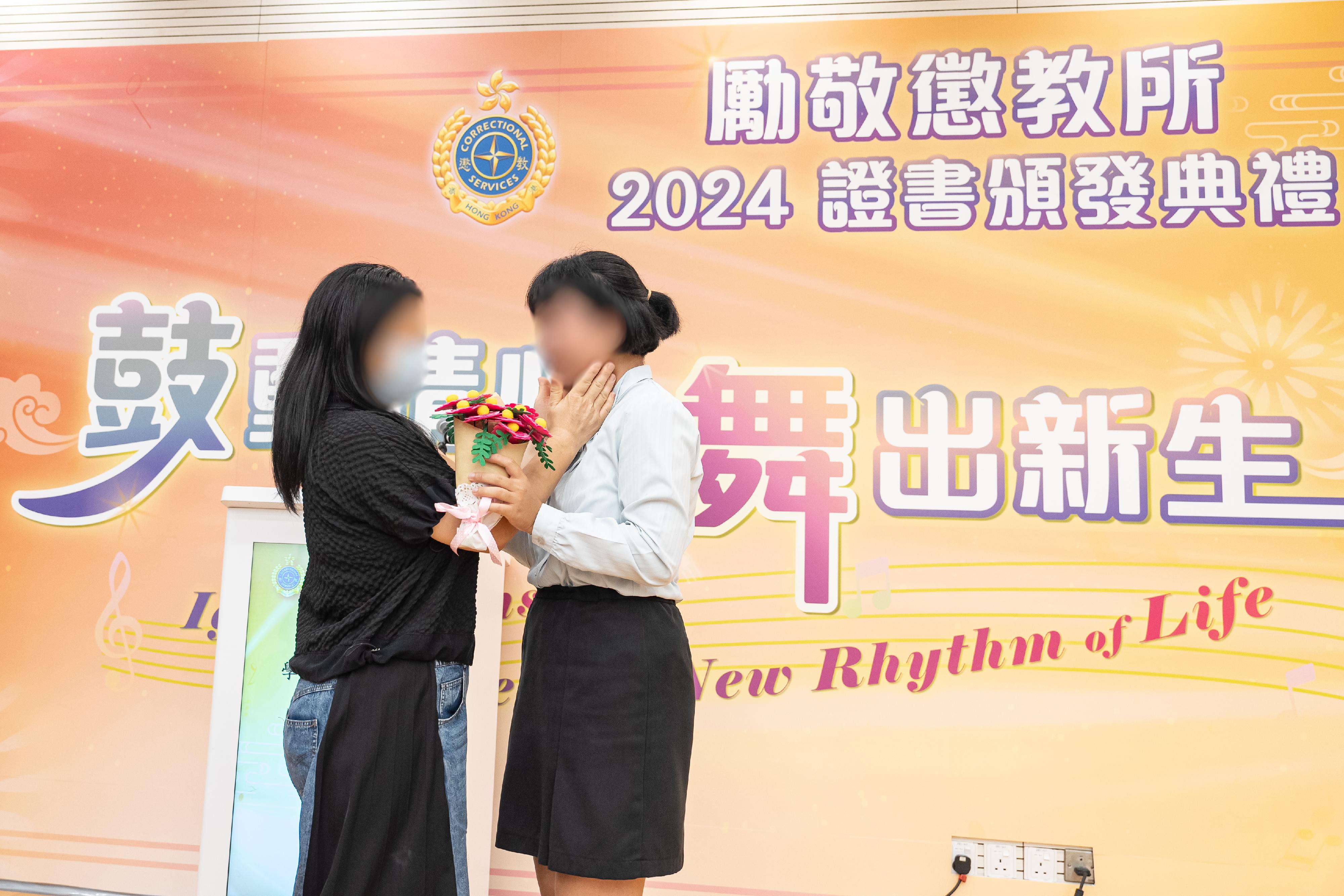 Young persons in custody at Lai King Correctional Institution of the Correctional Services Department were presented with certificates at a ceremony today (September 25) in recognition of their efforts and achievements in studies and vocational examinations. Photo shows a young person in custody expressing her gratitude to her family member for her support and encouragement.