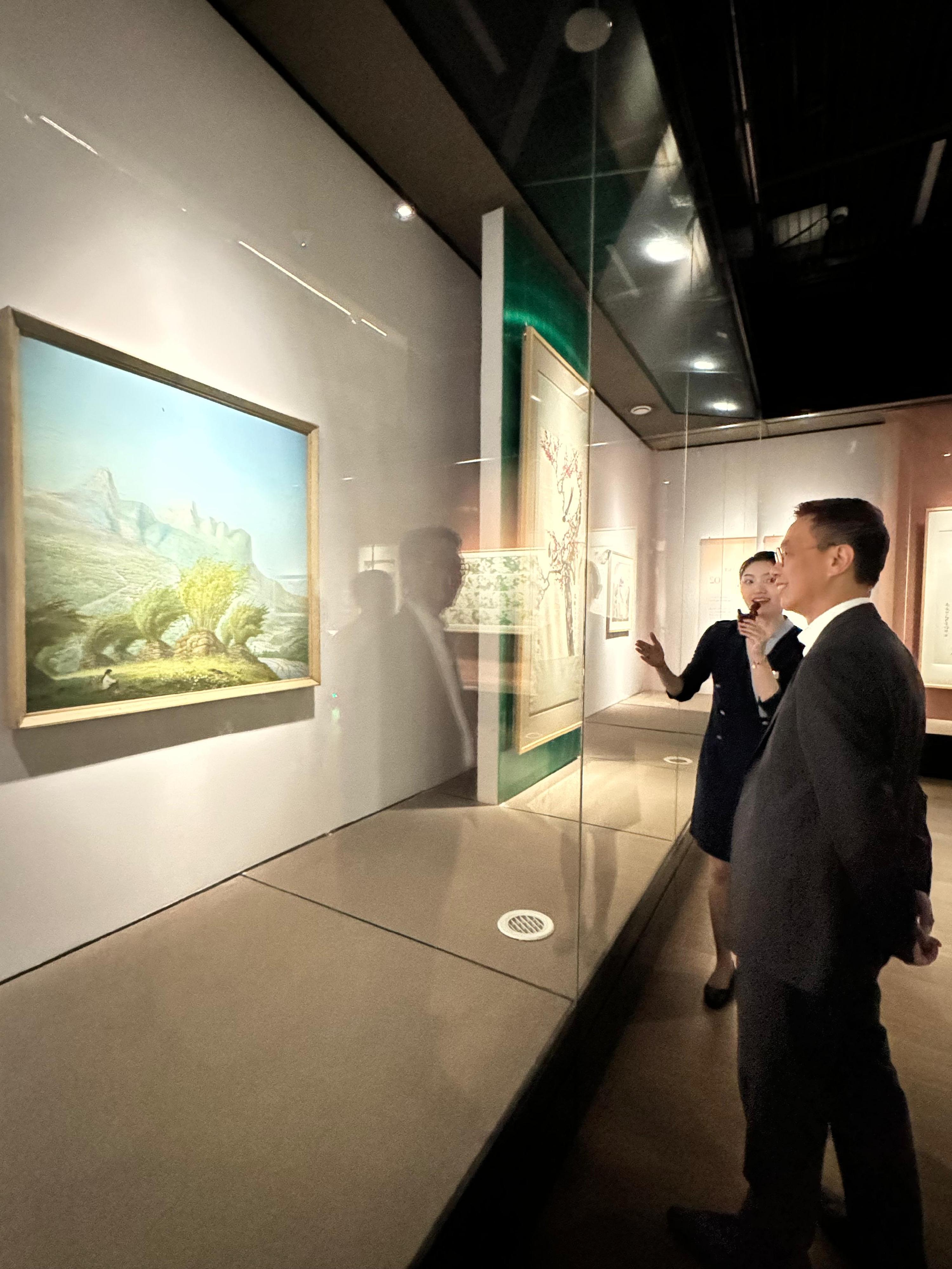 The Secretary for Culture, Sports and Tourism, Mr Kevin Yeung (right), today (September 25) visited the art museum in Tianfu Art Park.