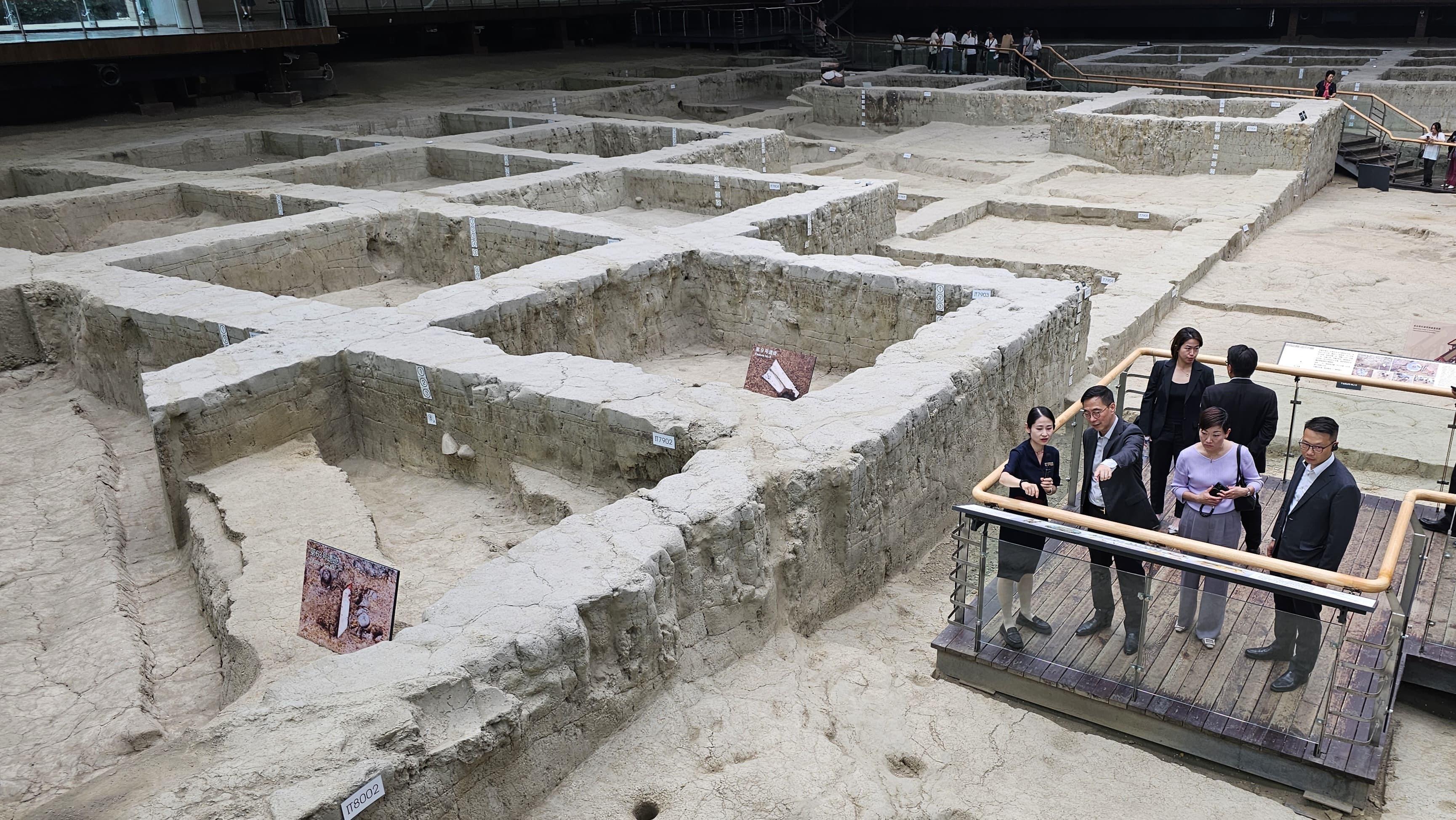 The Secretary for Culture, Sports and Tourism, Mr Kevin Yeung (front row, second left), arrived in Chengdu, Sichuan, yesterday (September 24) and visited the Jinsha Site Museum.