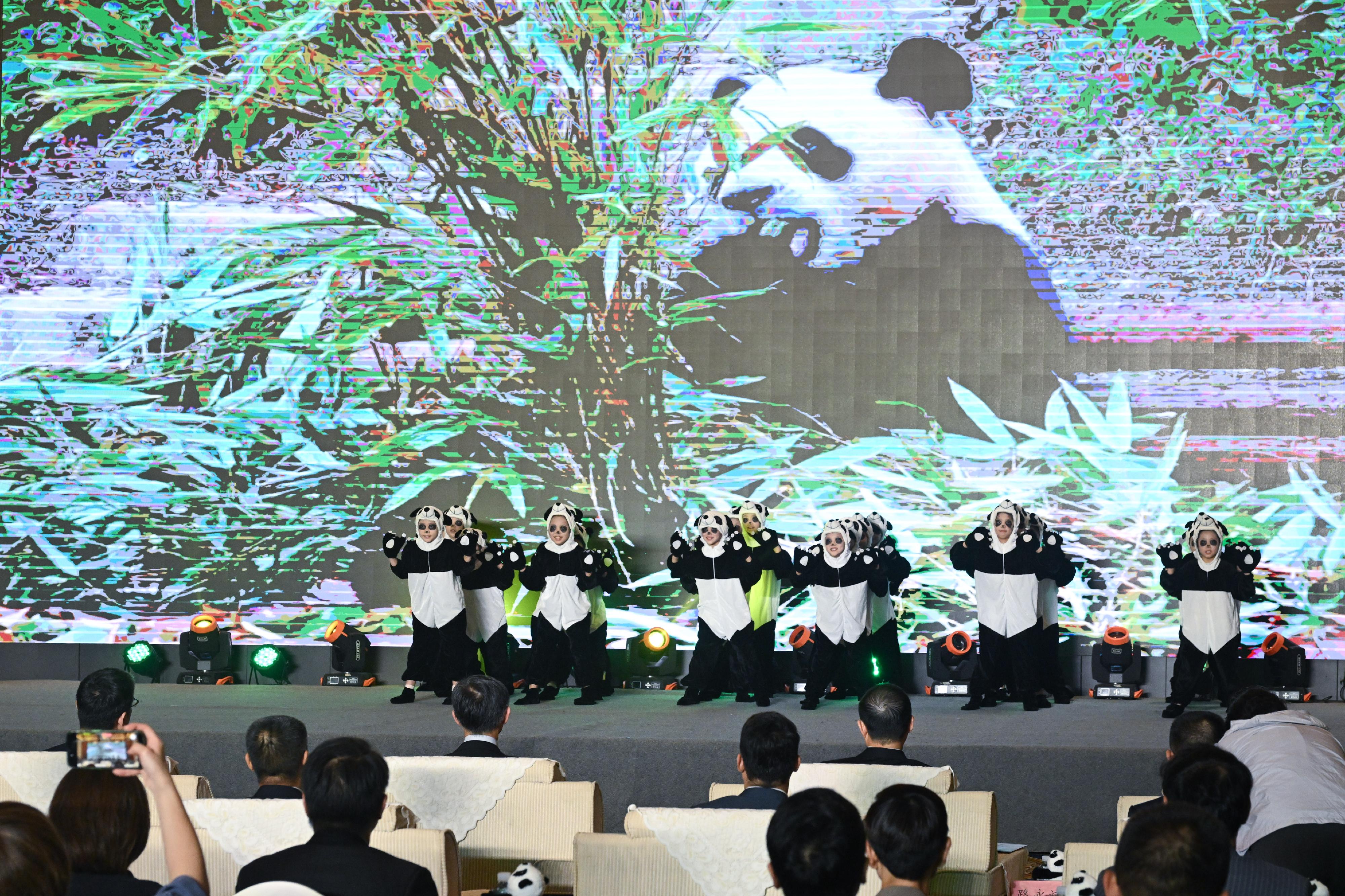 The Secretary for Culture, Sports and Tourism, Mr Kevin Yeung, today (September 25) attended a ceremony to see off the two giant pandas, An An and Ke Ke. Photo shows guests watching a dance performance at the ceremony.