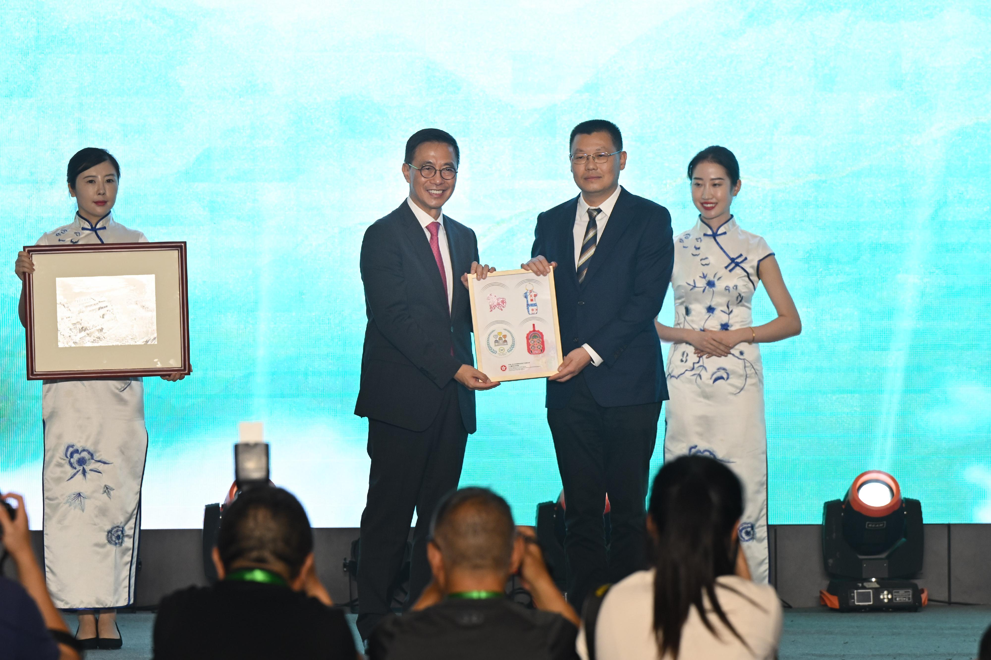 The Secretary for Culture, Sports and Tourism, Mr Kevin Yeung, today (September 25) attended a ceremony to see off the two giant pandas, An An and Ke Ke. Photo shows Mr Yeung (second left) exchanging a cultural and creative gift with a representative from the Dujiangyan Municipal People's Government (second right).